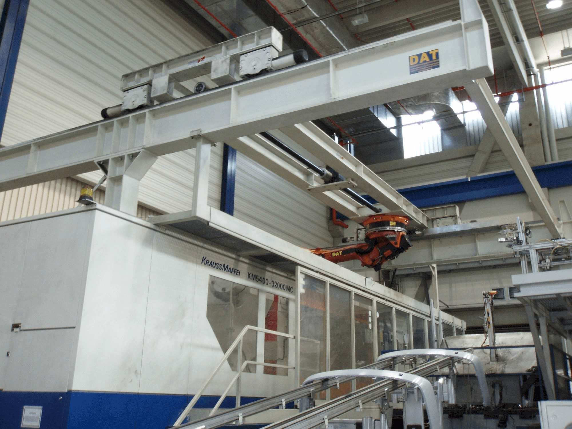 Čelní pohled na Krauss Maffei 5400-32000 MC stroj