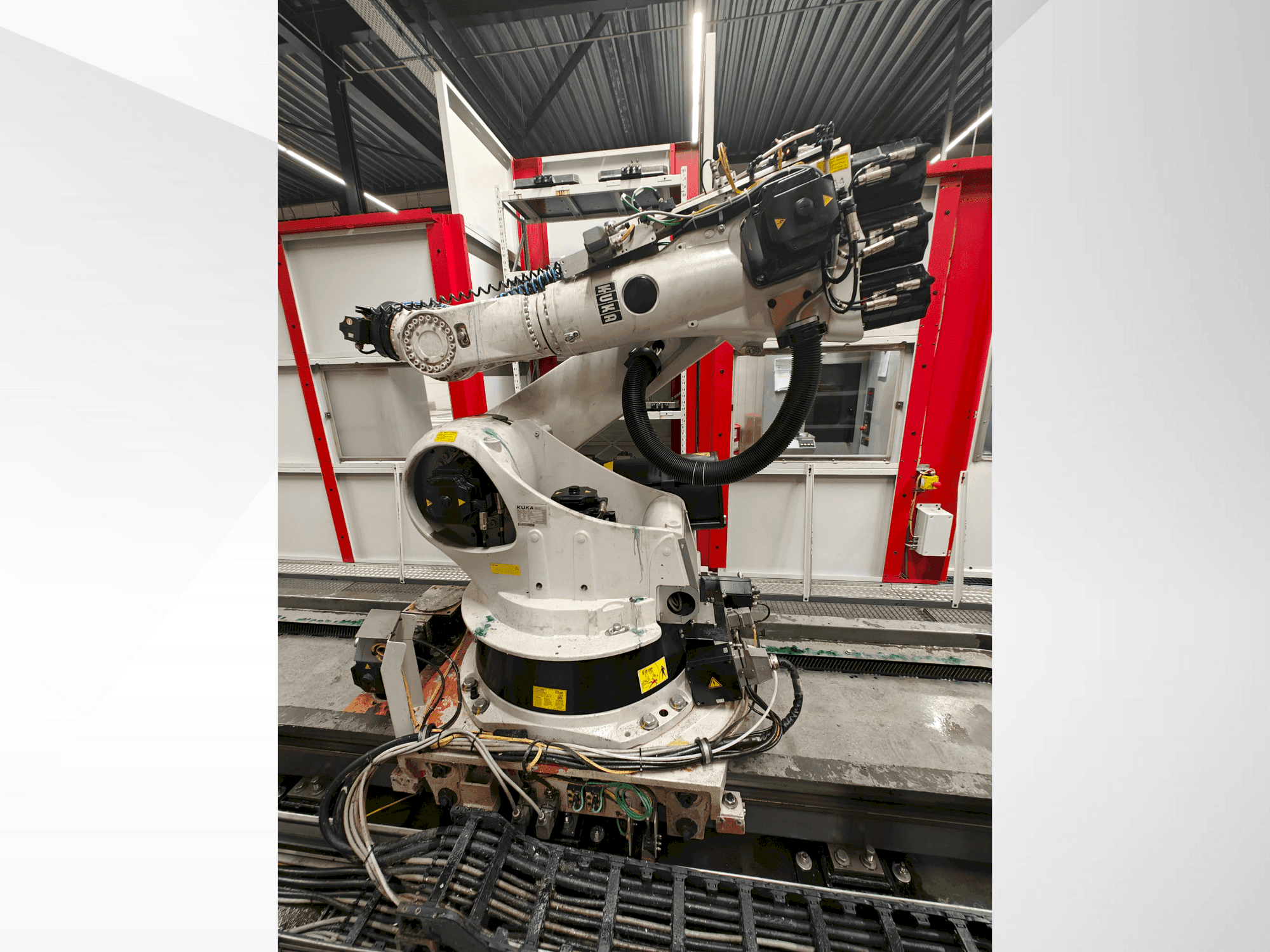 Čelní pohled na KUKA KR 270-2 stroj