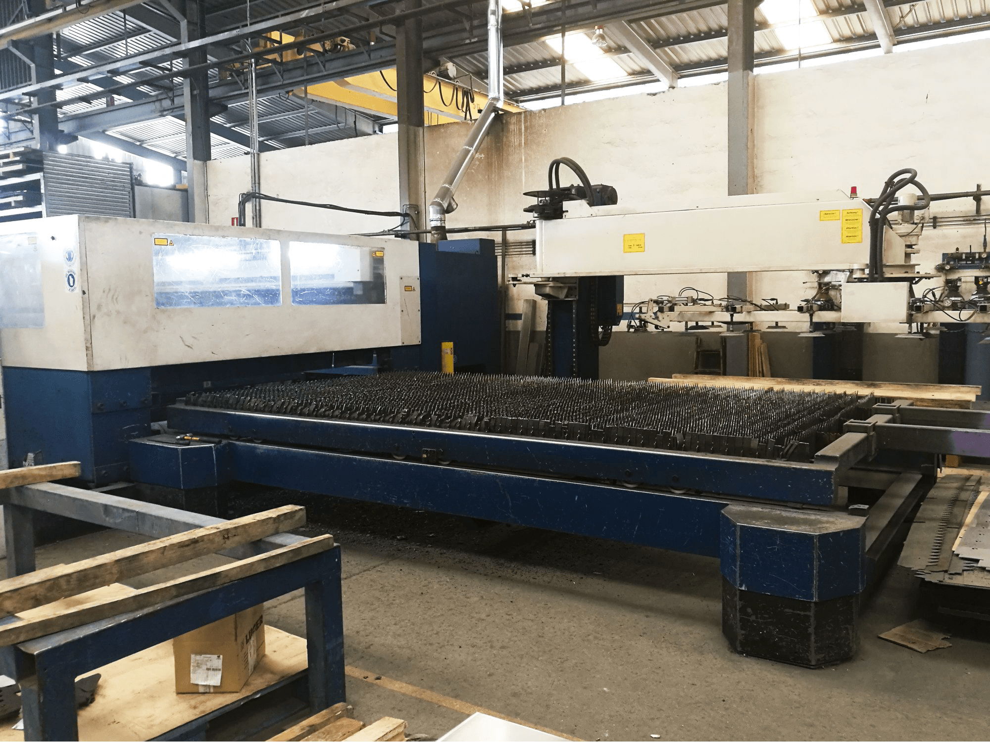 Levý pohled na Trumpf Trumatic L4030 stroj