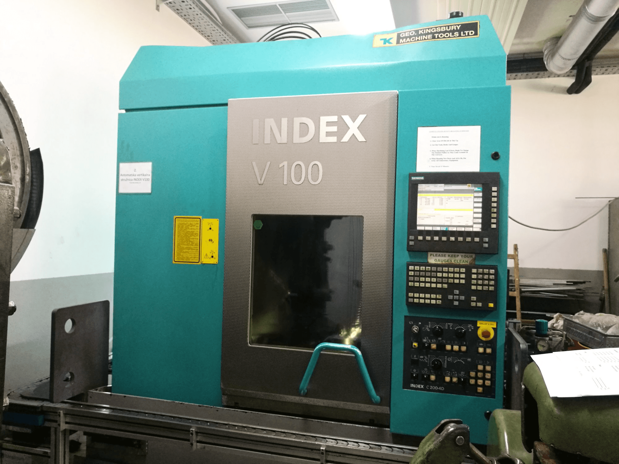 Čelní pohled na Index V100 stroj