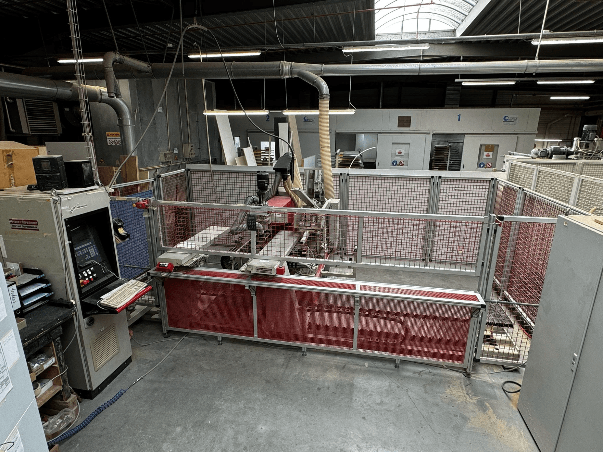 Vícevřetenová vrtačka BAT-III-CNC od firmy PREISS U HORTSTMANN, pohled shora s ovládacím panelem a bezpečnostními zábranami.