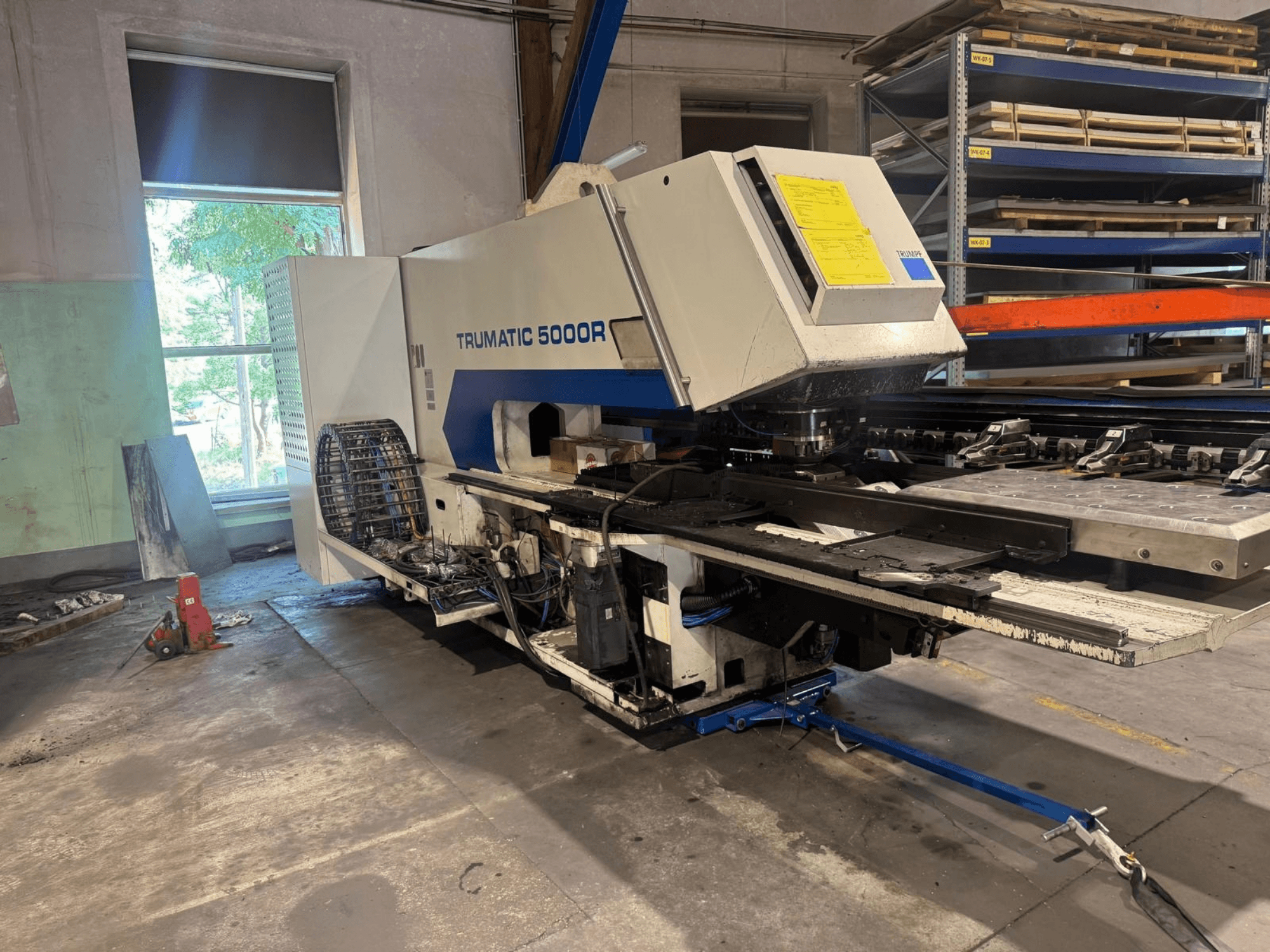 CNC děrovací stroj TRUMPF TRUMATIC 5000R v dílně, pohled zepředu s viditelným ovládacím panelem a děrovací oblastí.