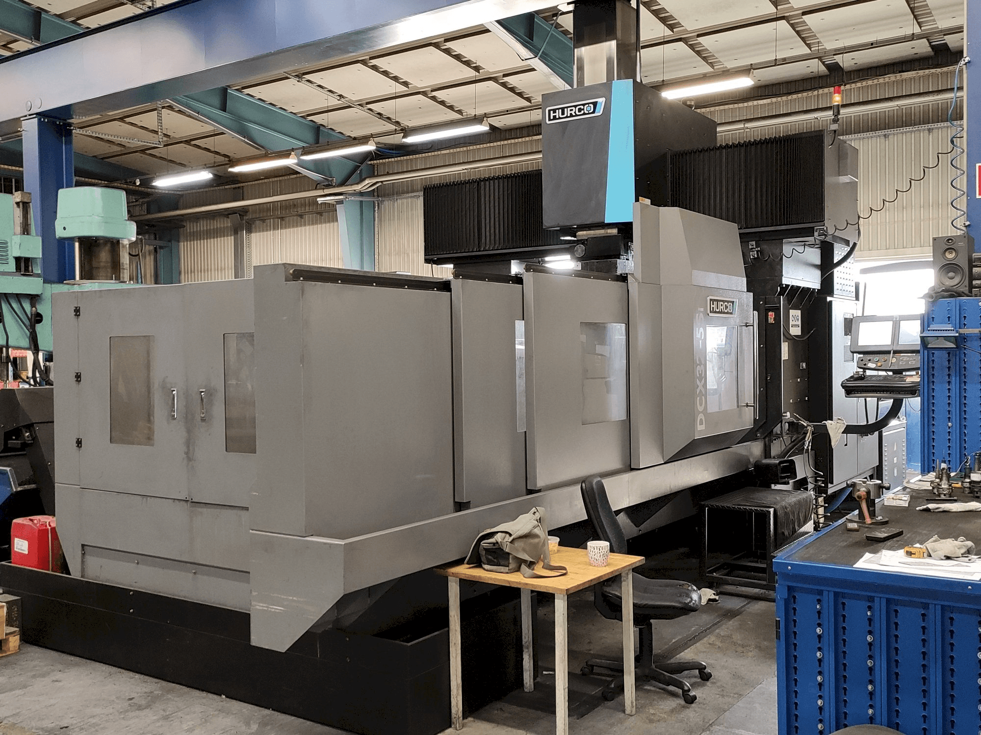 Čelní pohled na Hurco DCX32-5Si stroj