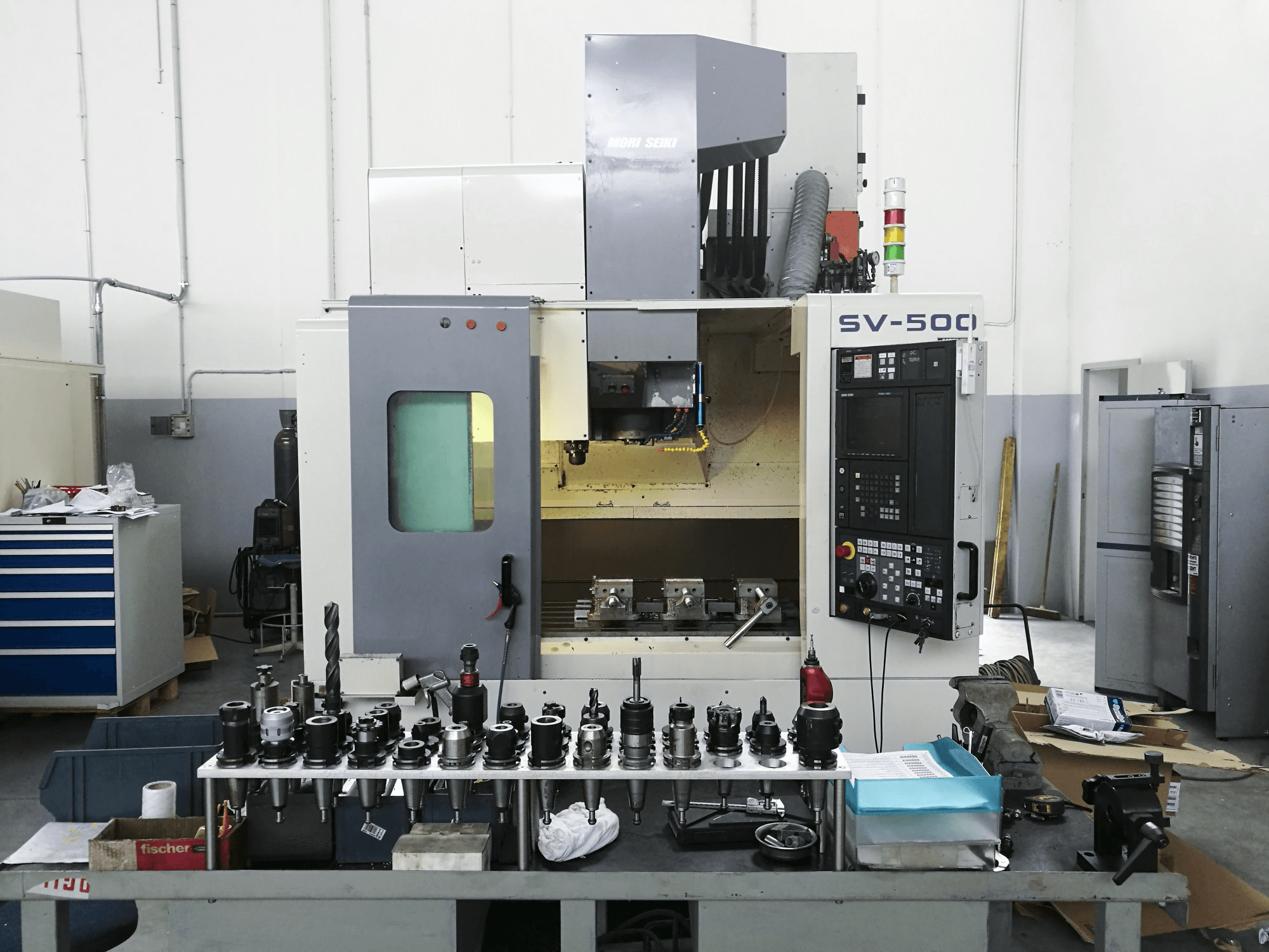 Čelní pohled na MORI SEIKI SV-500 stroj