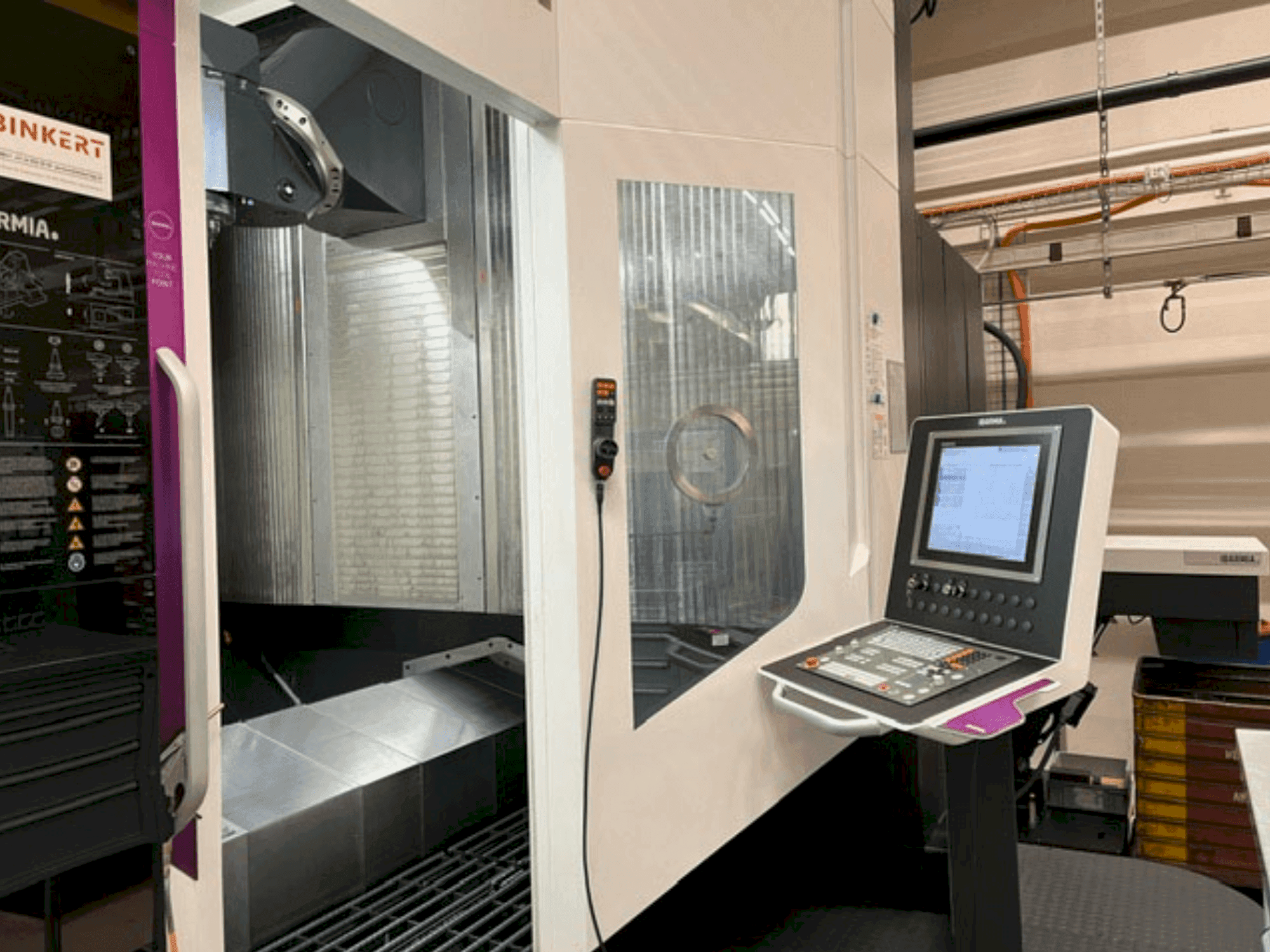 Čelní pohled na IBARMIA THC 22 Extreme stroj