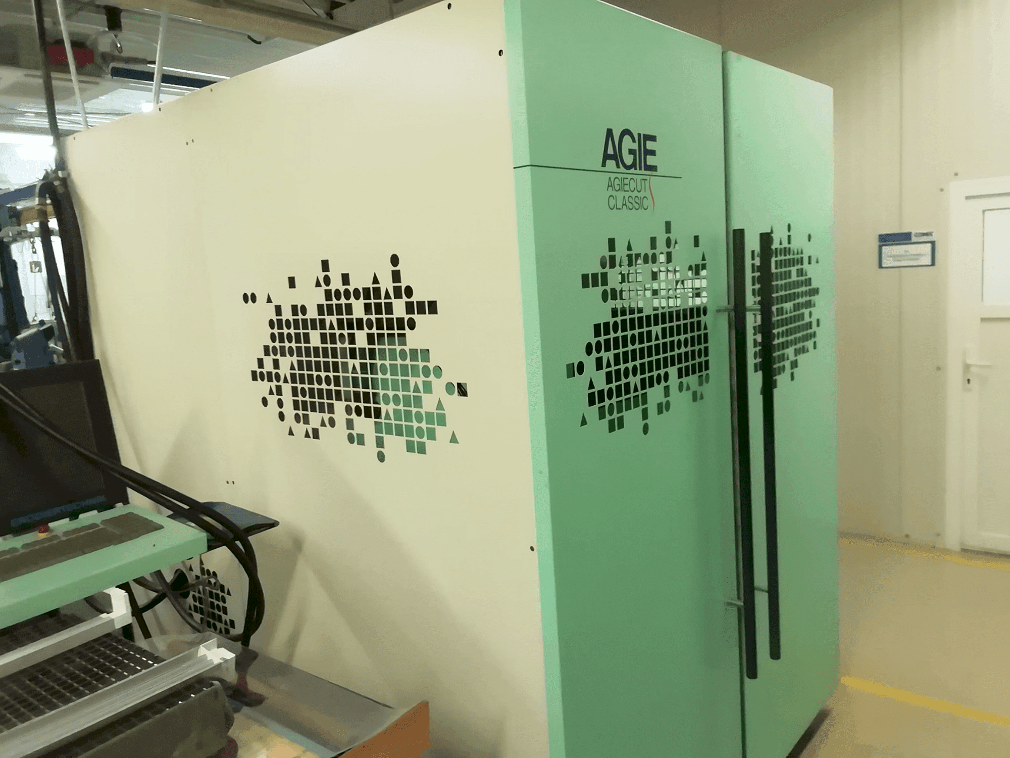 Čelní pohled na AGIE Agiecut stroj
