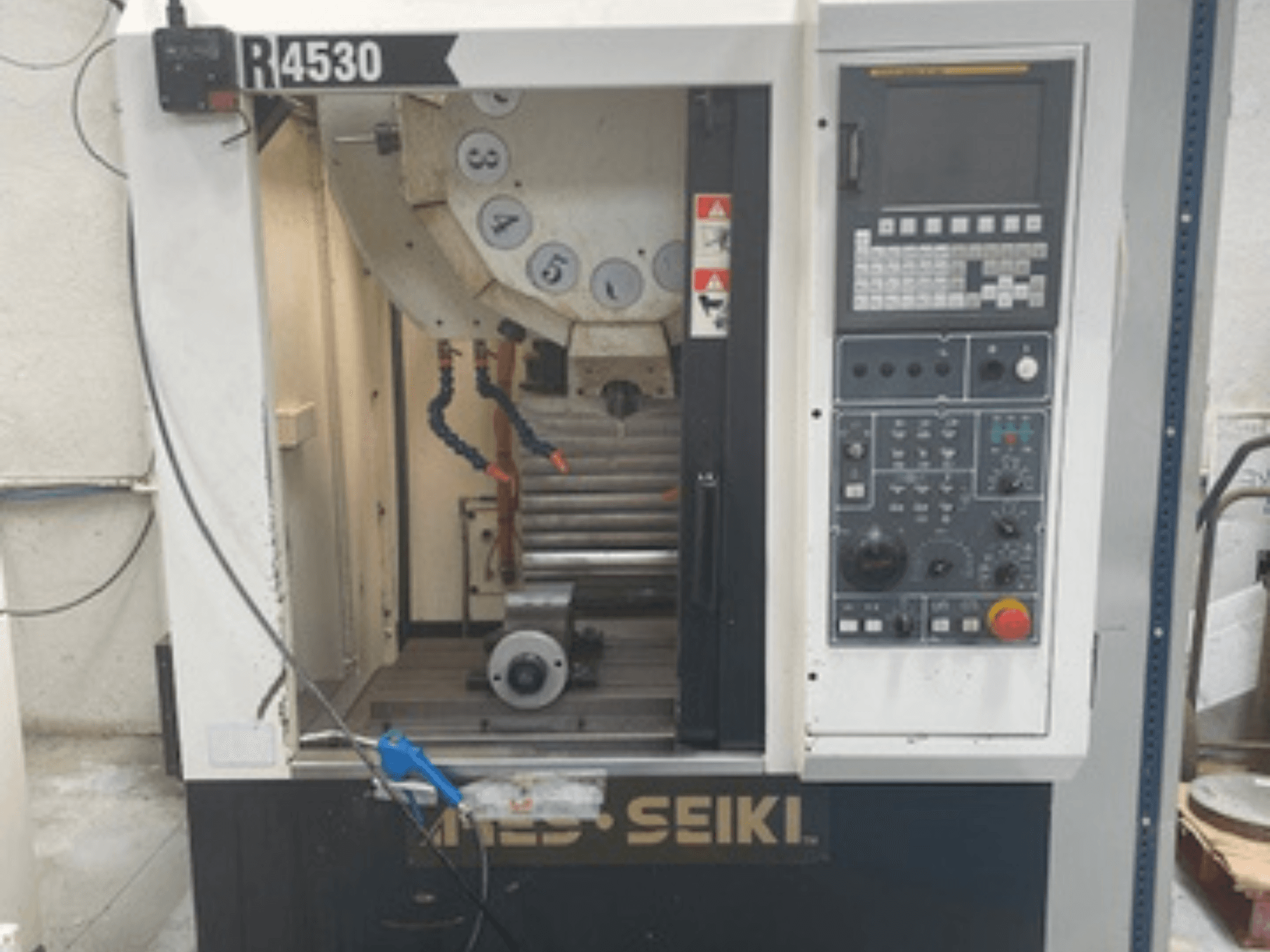 Vertikální obráběcí centrum ARES-SEIKI R4530, čelní pohled na ovládací panel a pracovní prostor s vřetenem a chladicím systémem.