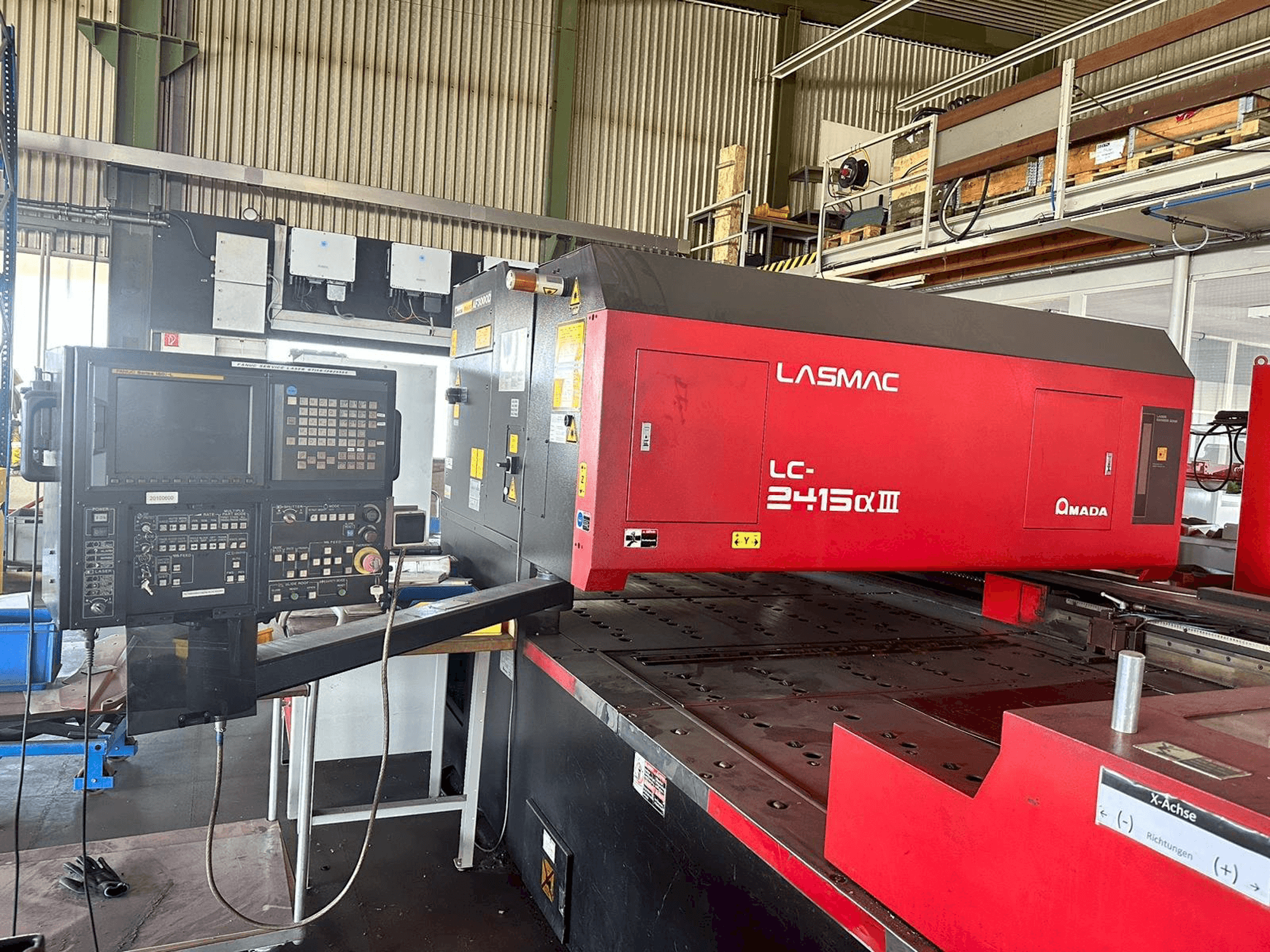 Čelní pohled na AMADA LC2415 A3 stroj