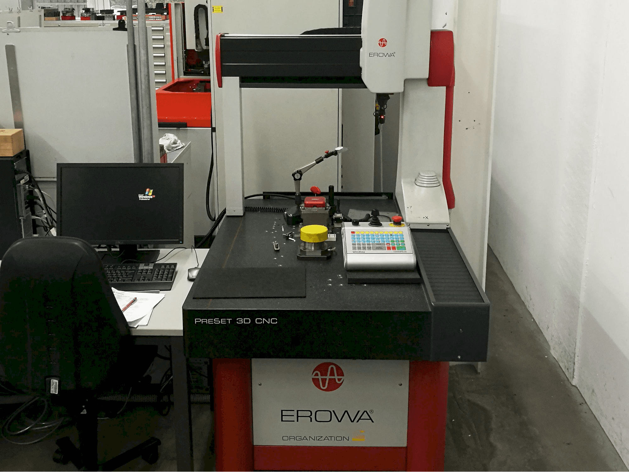 Čelní pohled na EROWA PreSet 3D CNC stroj