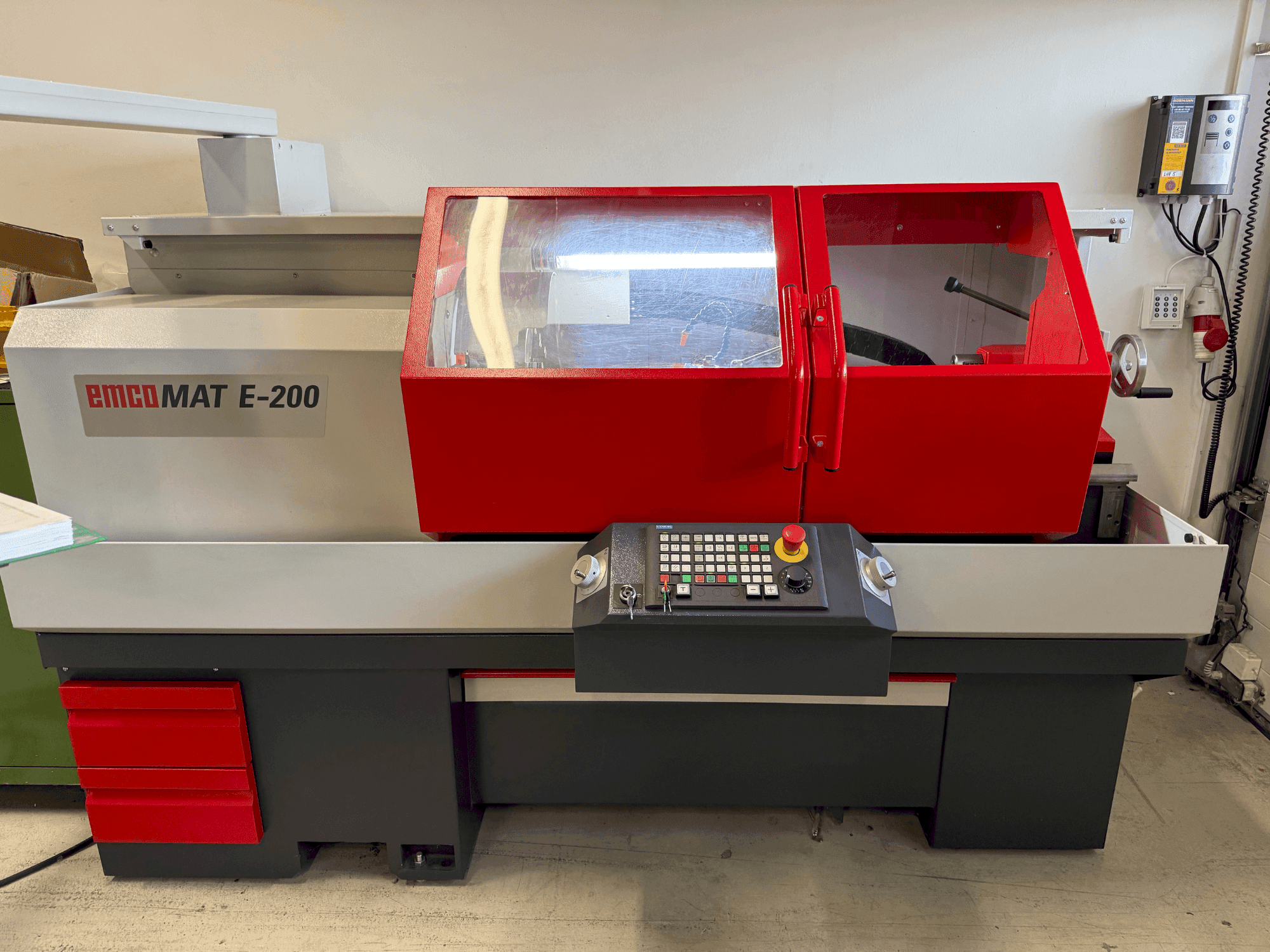 Čelní pohled na EMCO Emcomat E-200 stroj