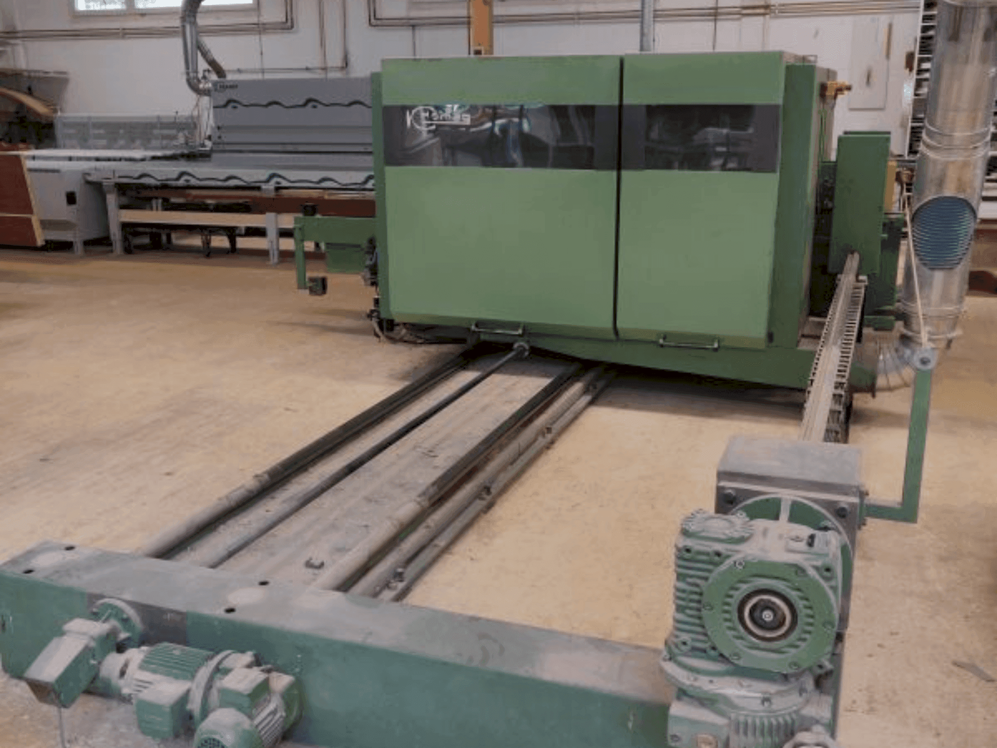 Čelní pohled na HOMAG WEINMANN FLO 23 stroj