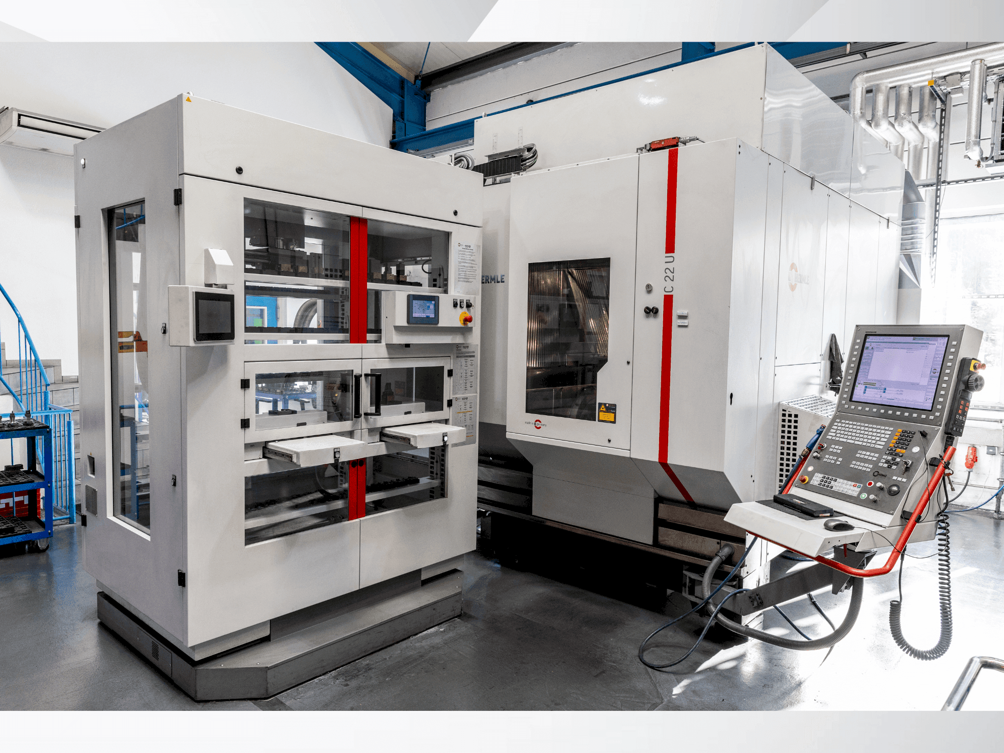 Čelní pohled na HERMLE C22 with handling system IH30 stroj