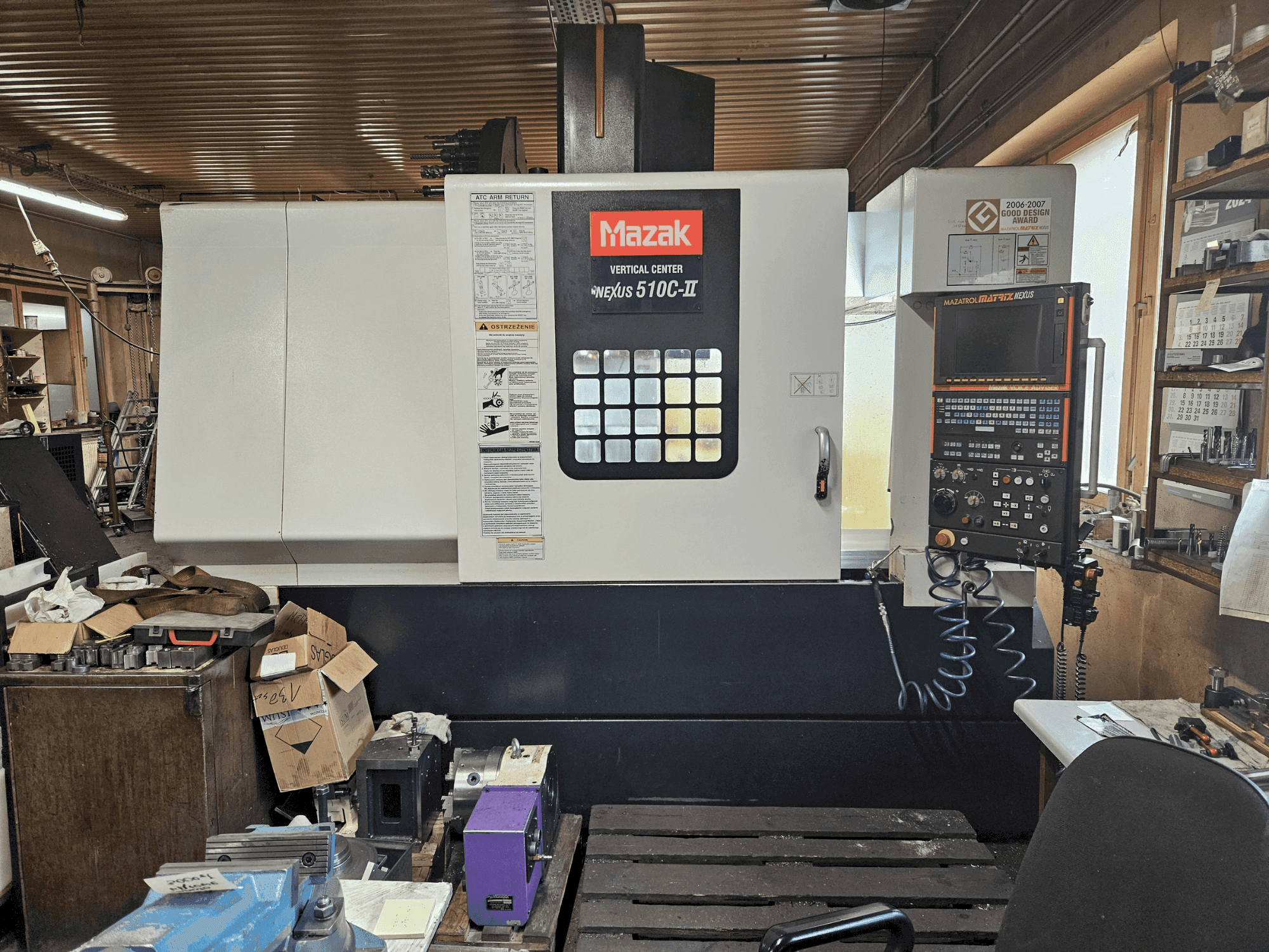 Čelní pohled na Mazak NEXUS VCN 510C-II stroj