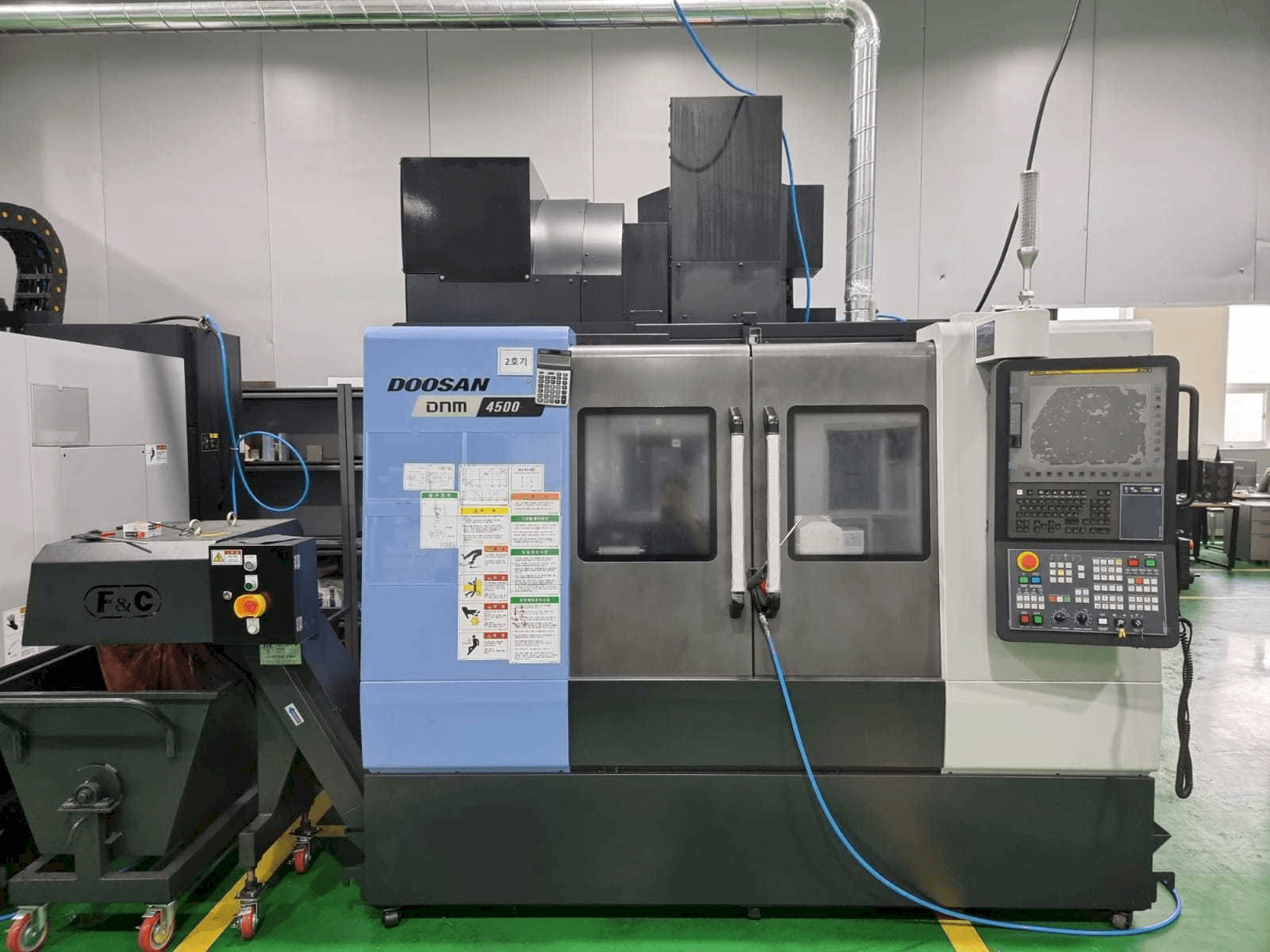 Čelní pohled na Doosan DNM 4500 stroj
