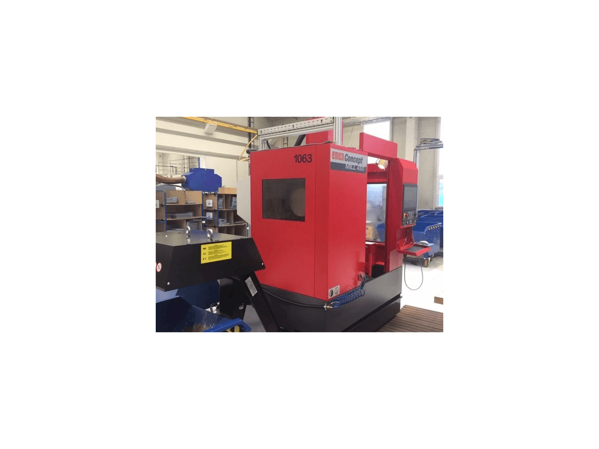 Čelní pohled na EMCO Concept Mill 450 stroj