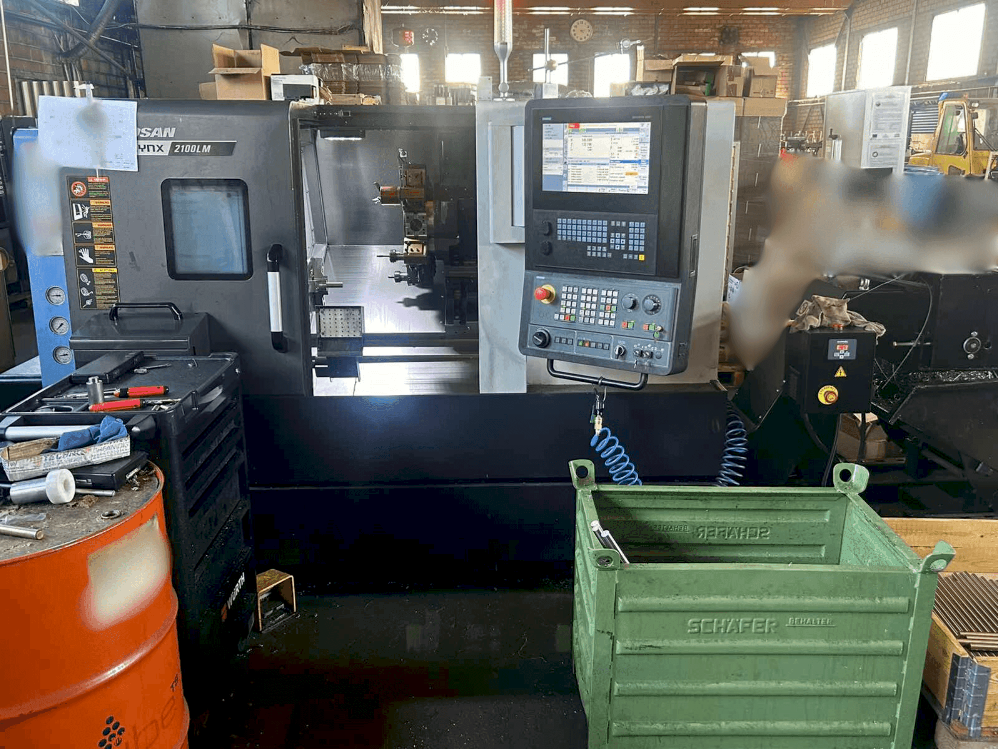 Čelní pohled na DOOSAN LYNX 2100 LMB stroj