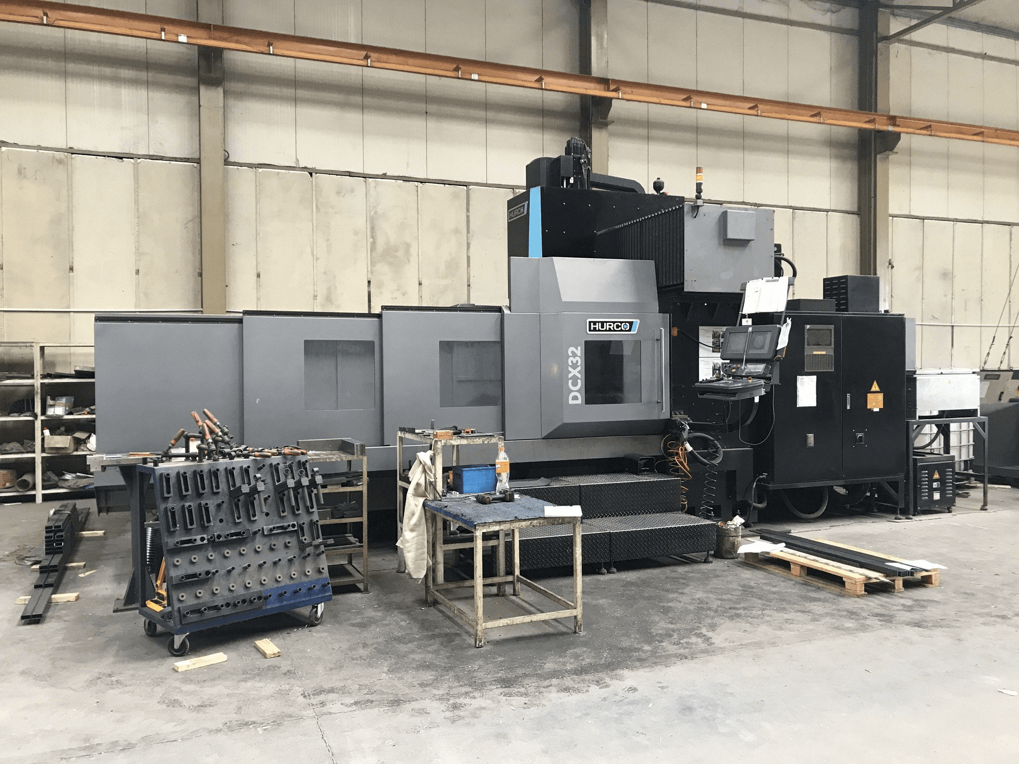 Čelní pohled na Hurco DCX32/50T stroj