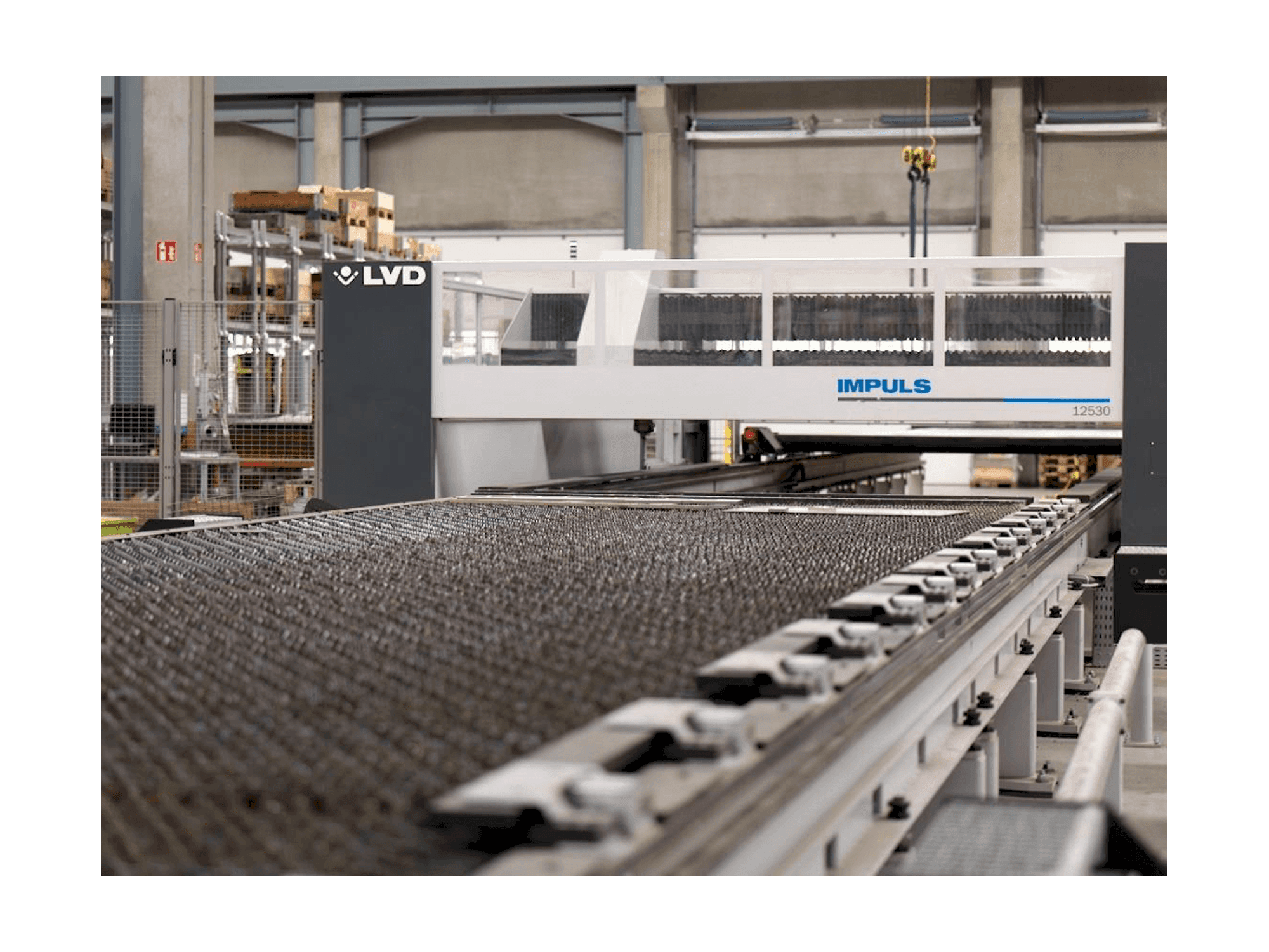 Čelní pohled na LVD Impuls 12530 stroj