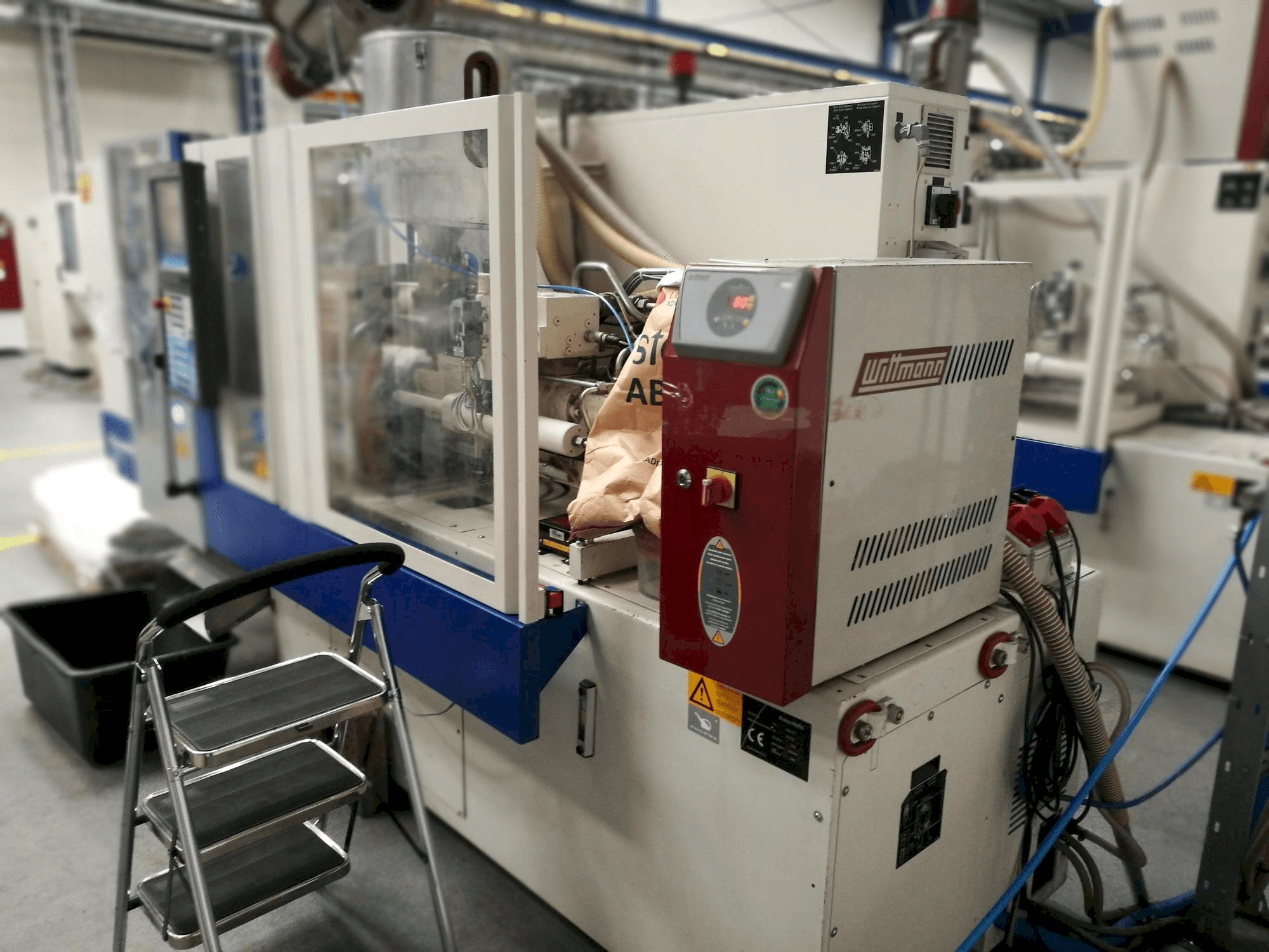 Čelní pohled na Krauss Maffei KM 35-55 CX stroj