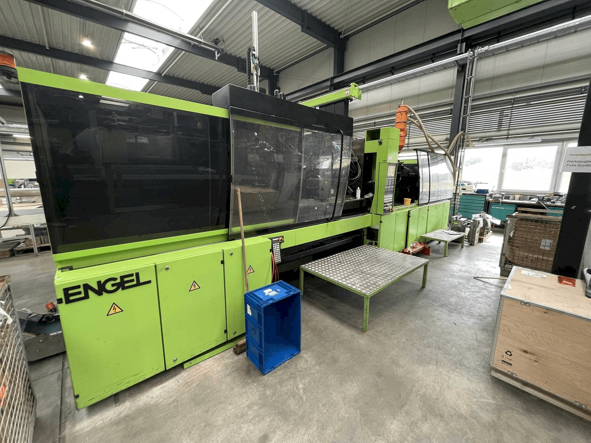 Čelní pohled na Engel ES 2550/400 HL-V stroj