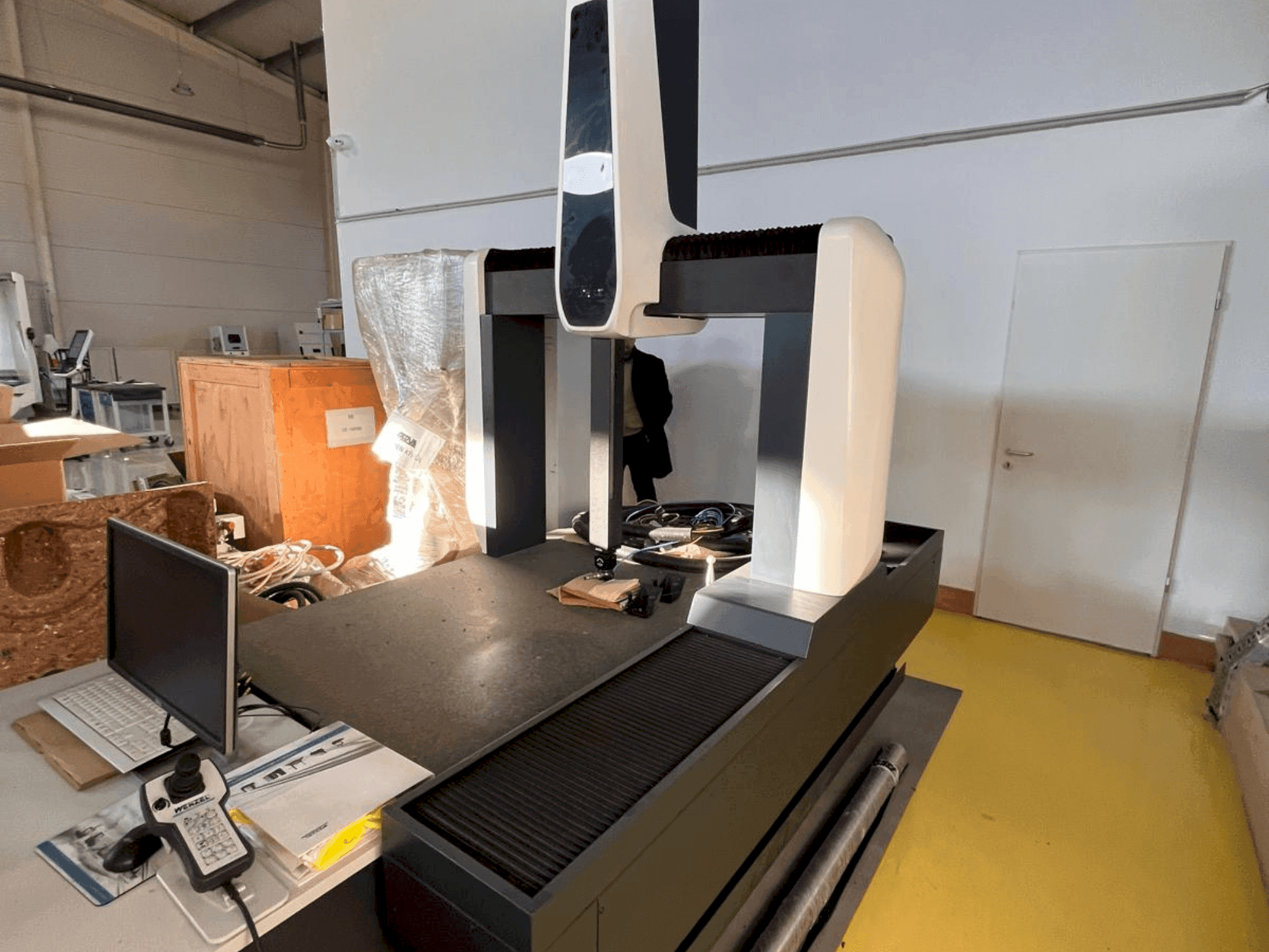 Čelní pohled na Wenzel LH 87 stroj