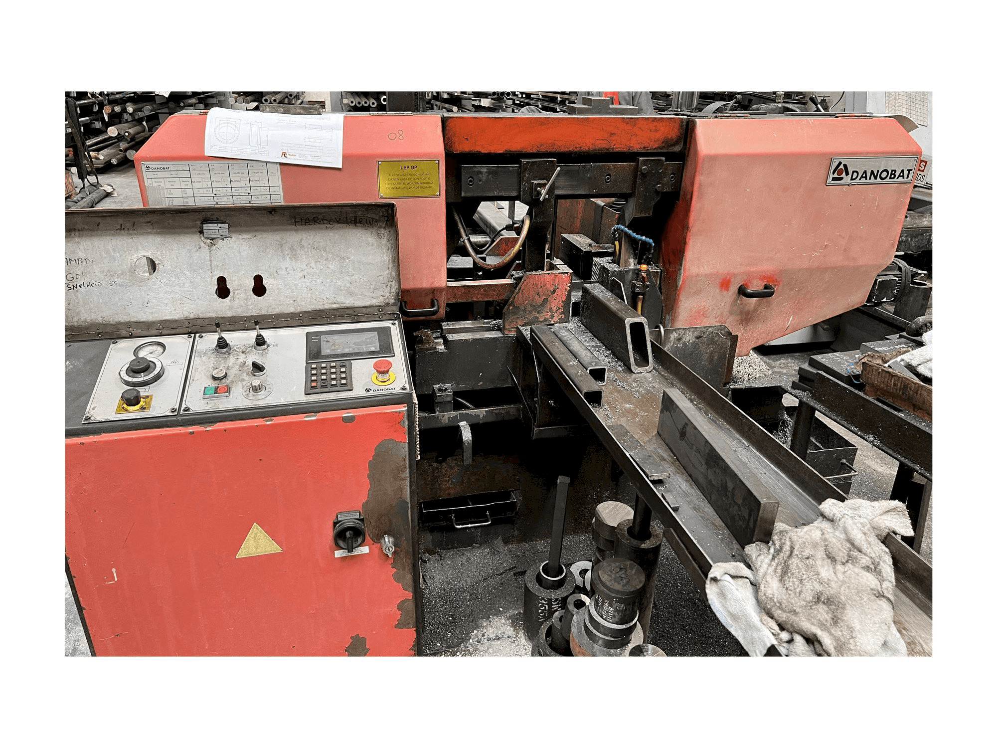 Čelní pohled na DANOBAT CR 260 AF CN stroj