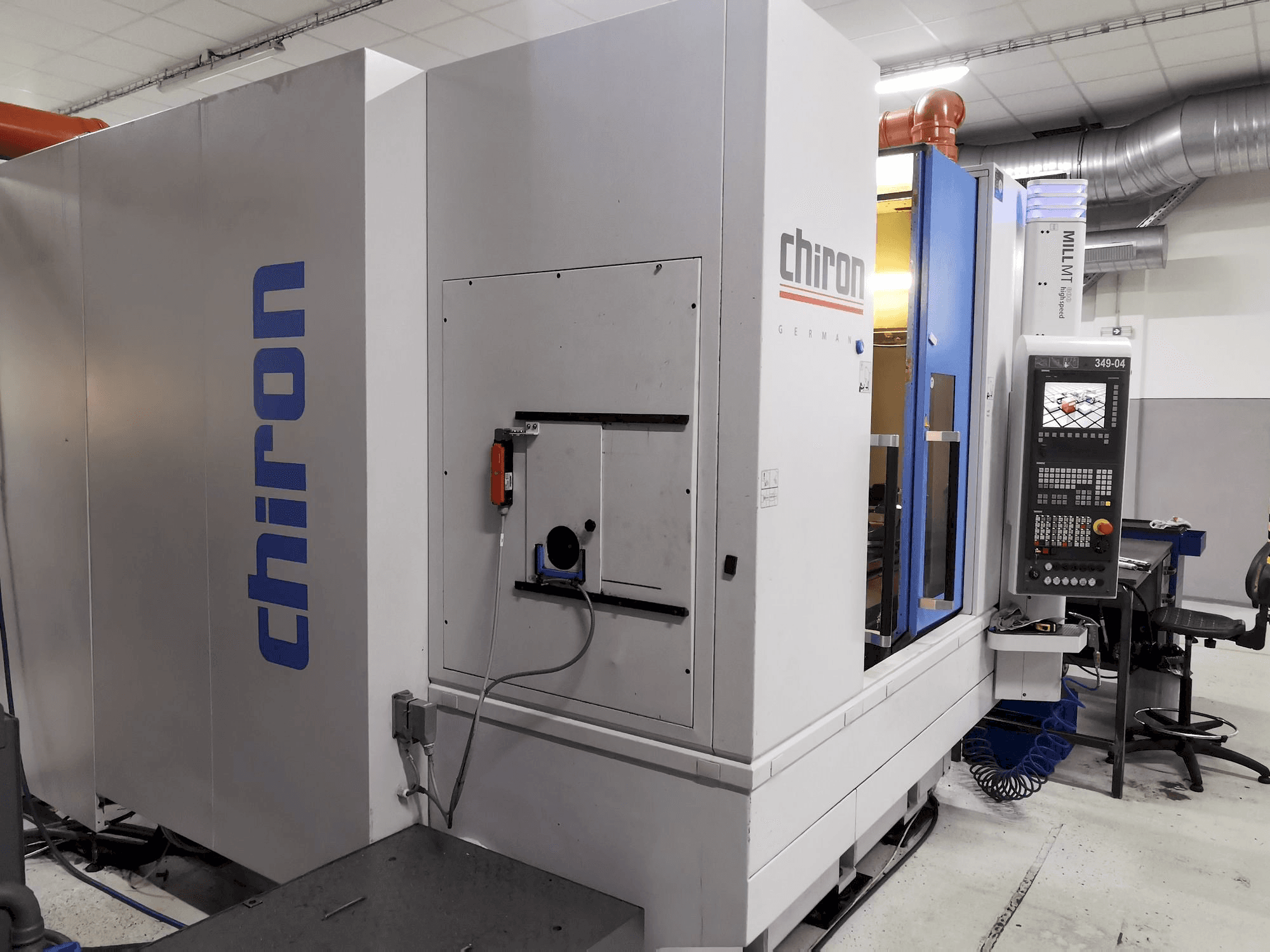 Čelní pohled na CHIRON MILL 800 stroj