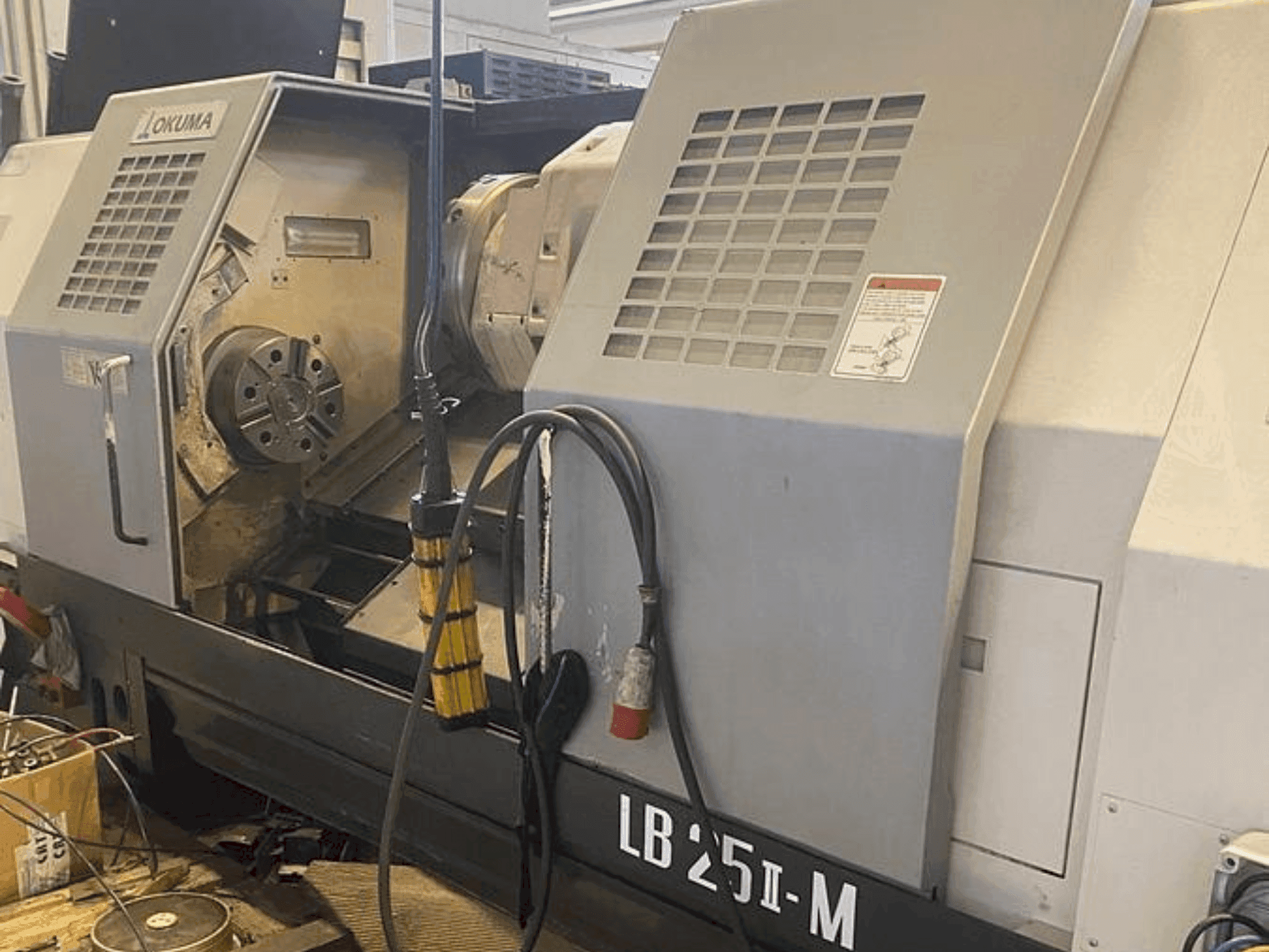 Čelní pohled na Okuma LB 25 II-M stroj