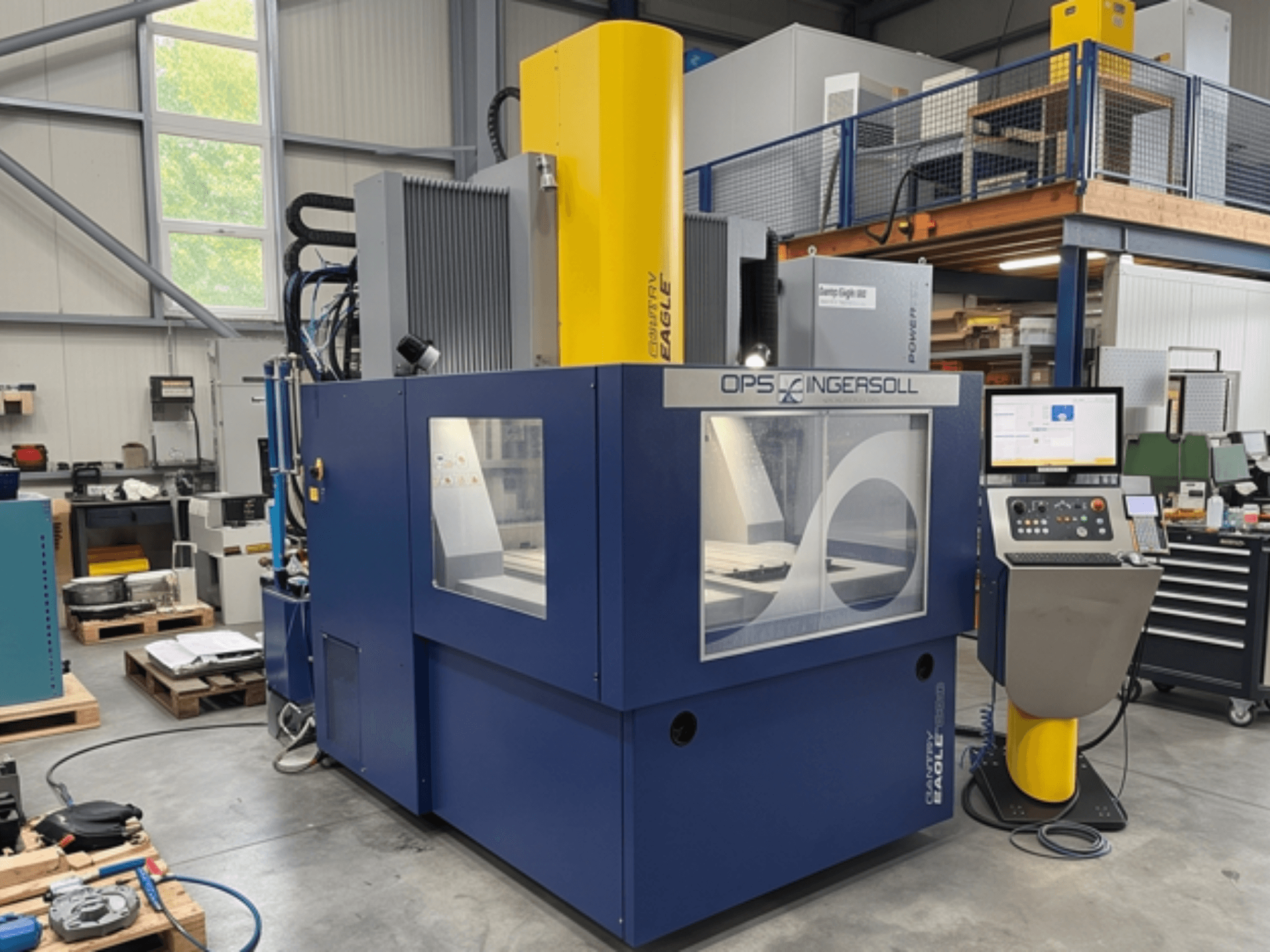 Pohled zepředu na stroj pro hloubkové elektroerozivní obrábění OPS INGERSOLL Gantry Eagle 1200 Plus s ovládacím panelem a velkou pracovní plochou.