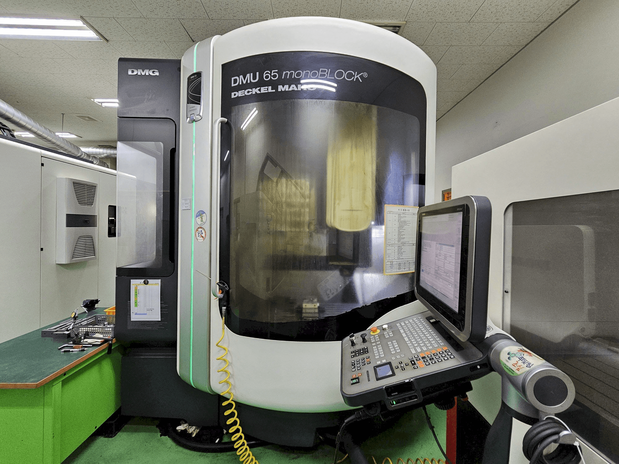 Čelní pohled na DECKEL MAHO DMU 65 monoBlock stroj