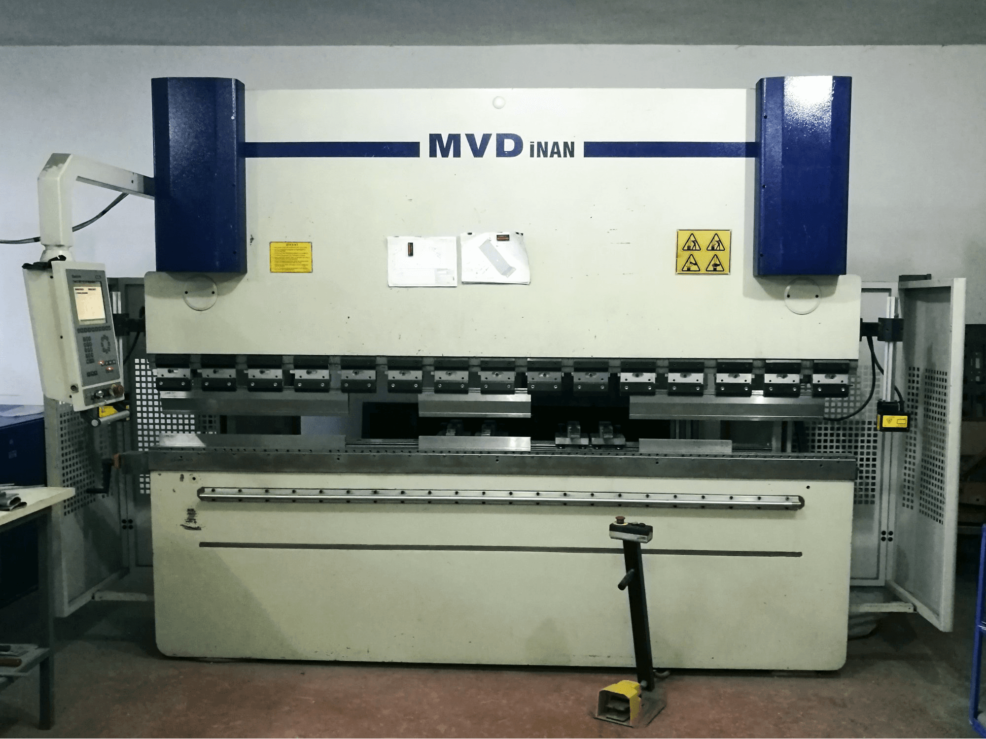 Čelní pohled na MVD Inan CNC 30/120 stroj