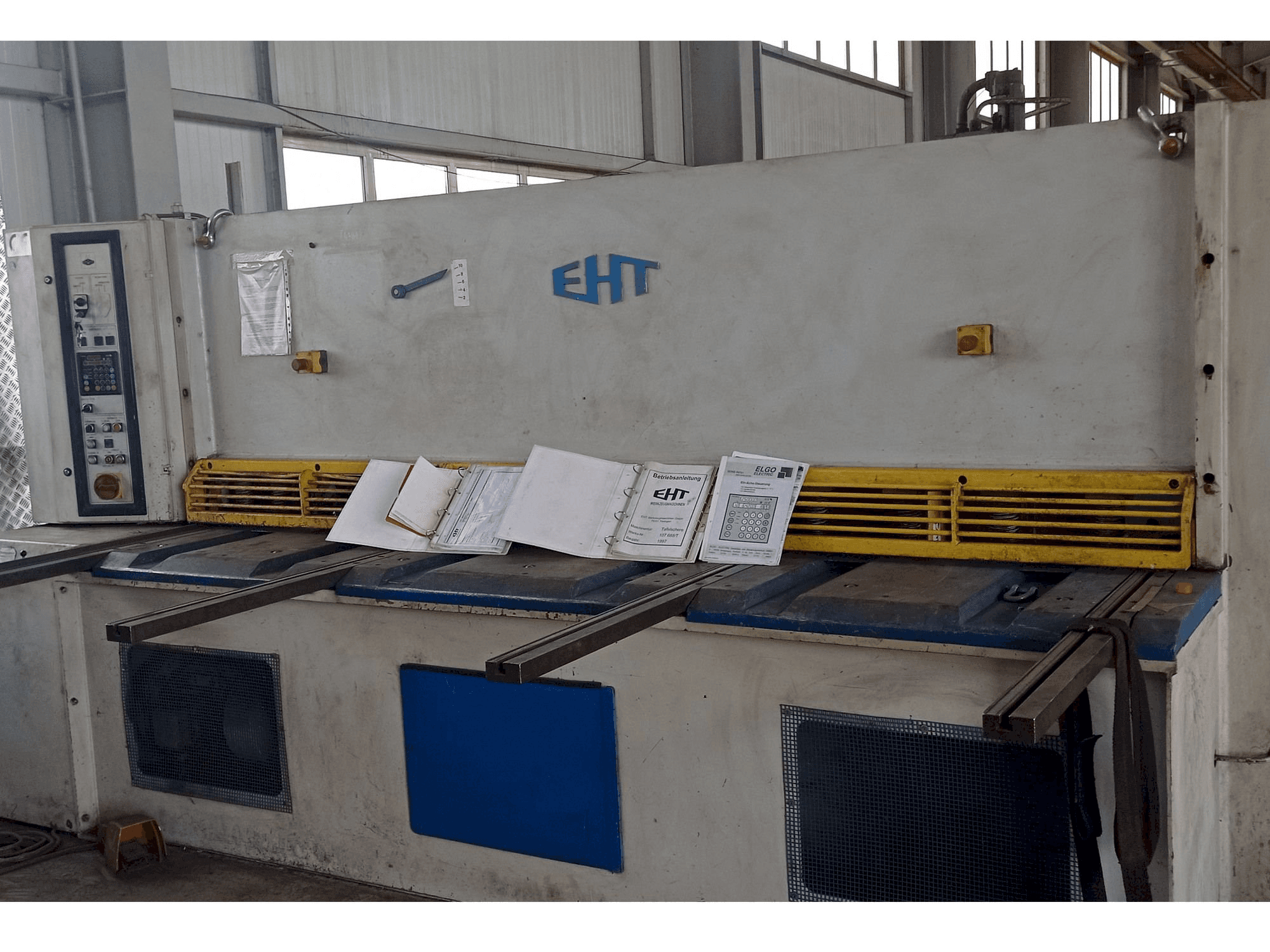 Čelní pohled na EHT Ecocut 10-31 stroj