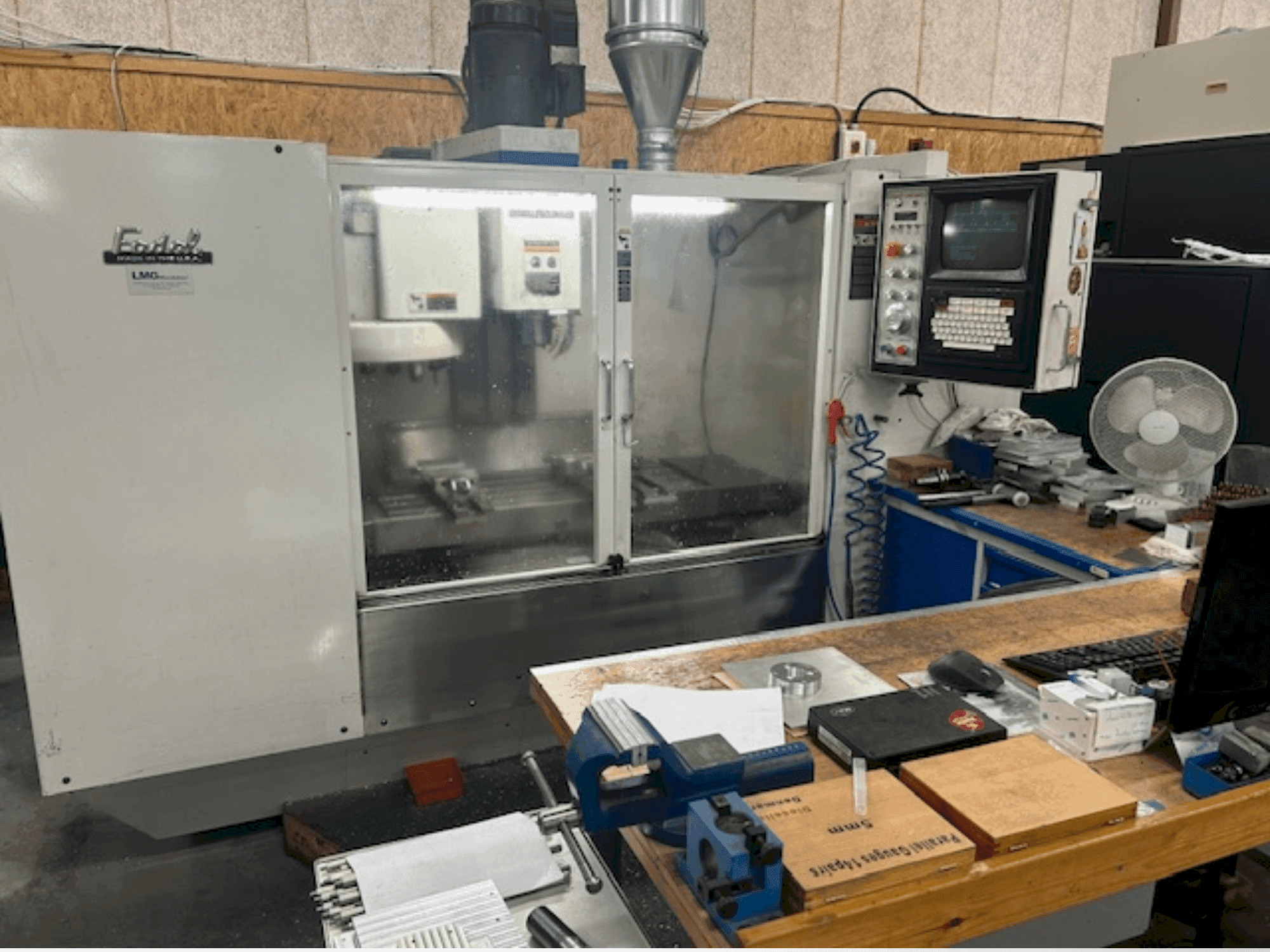 Čelní pohled na FADAL 906-1 stroj