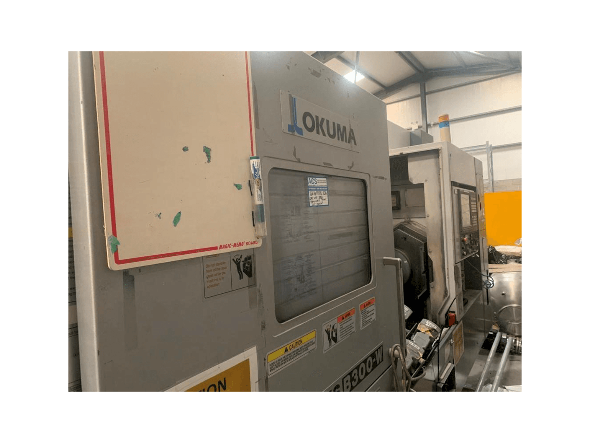 Čelní pohled na Okuma Multus B-300W stroj