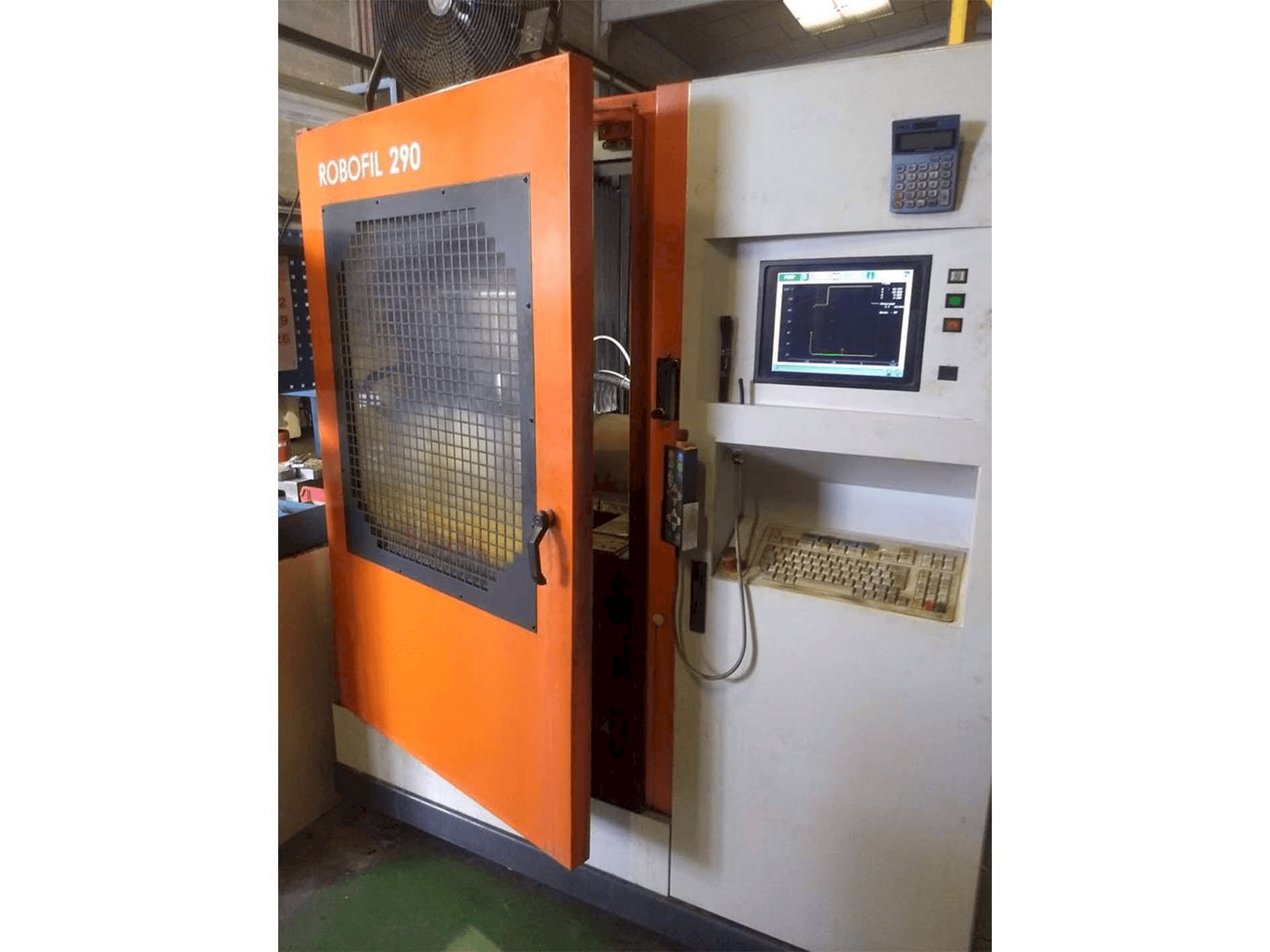 Čelní pohled na CHARMILLES Robofil 290P stroj