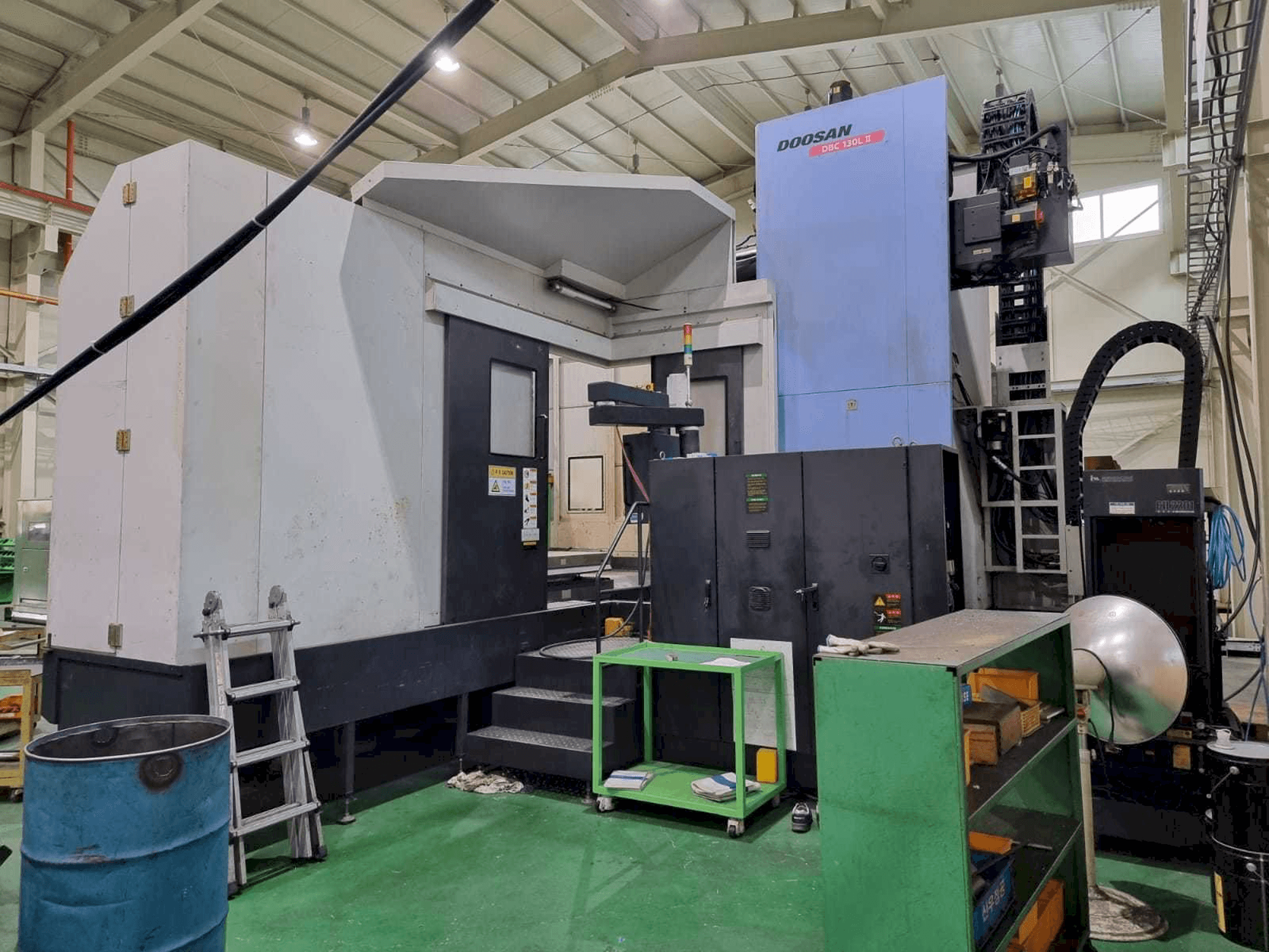 Čelní pohled na Doosan DBC 130L II stroj