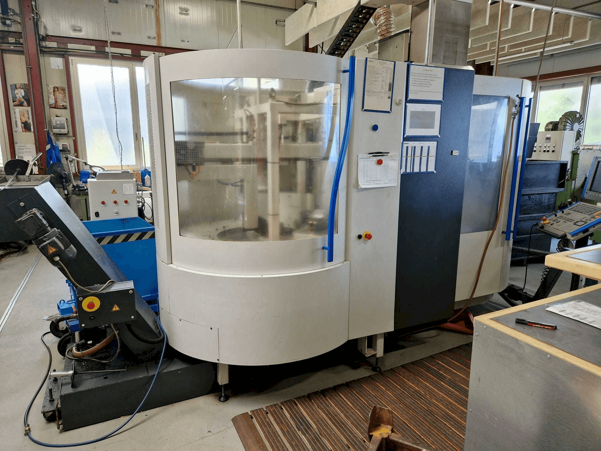 Čelní pohled na MIKRON UCP600 Vario stroj