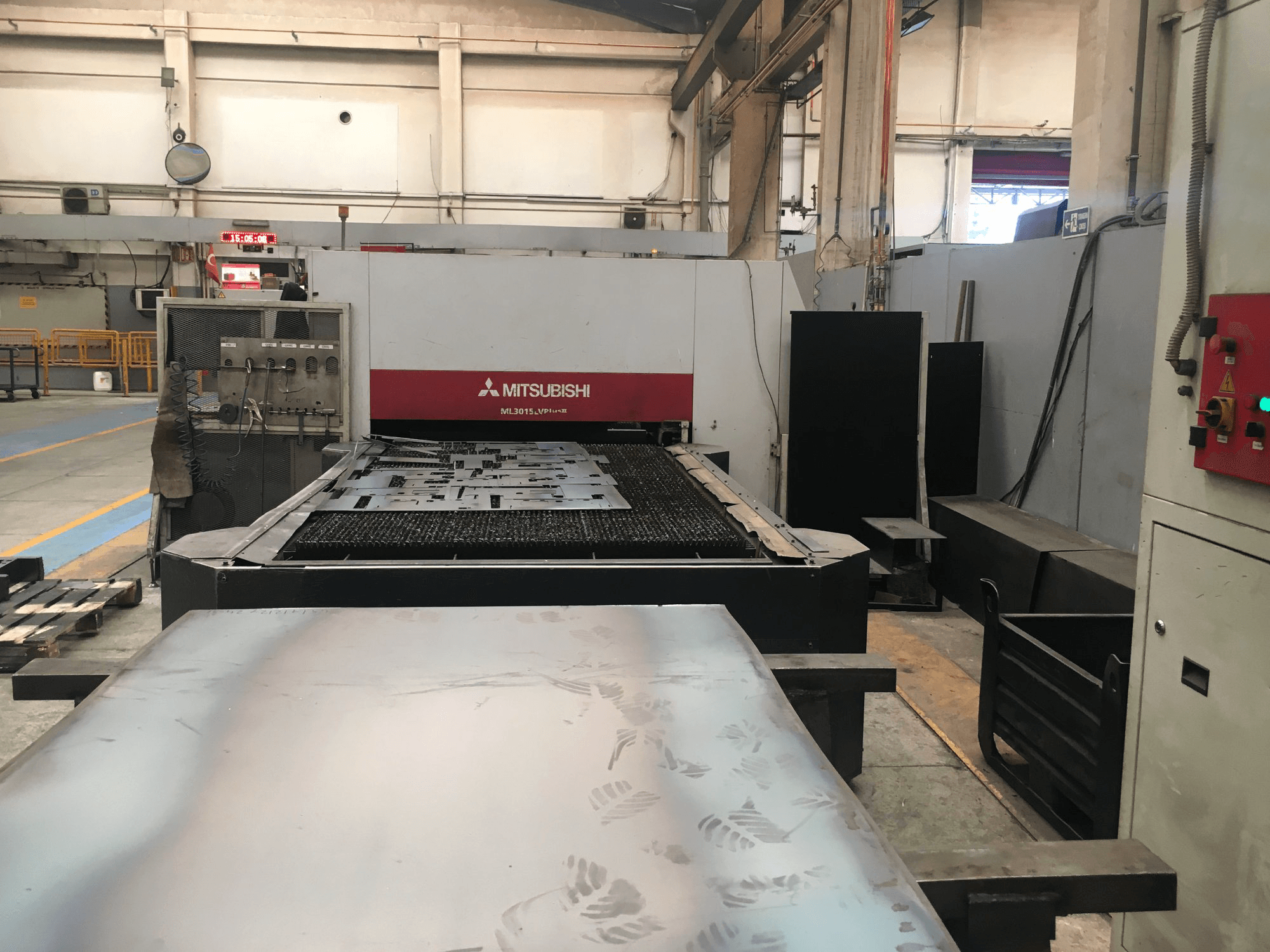 Čelní pohled na Mitsubishi Electric ML3015LV PLUS II stroj