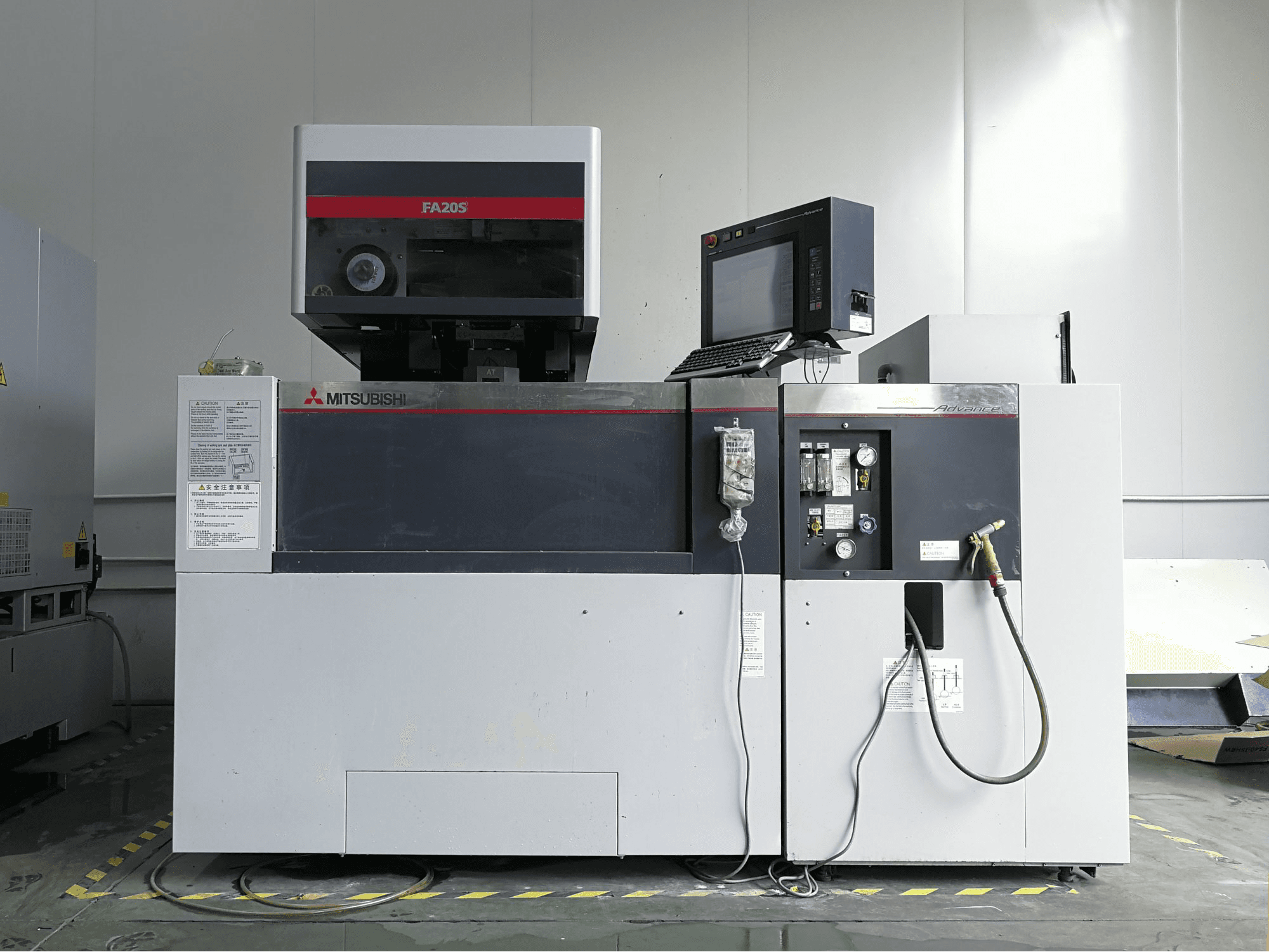 Čelní pohled na Mitsubishi Electric FA20S stroj