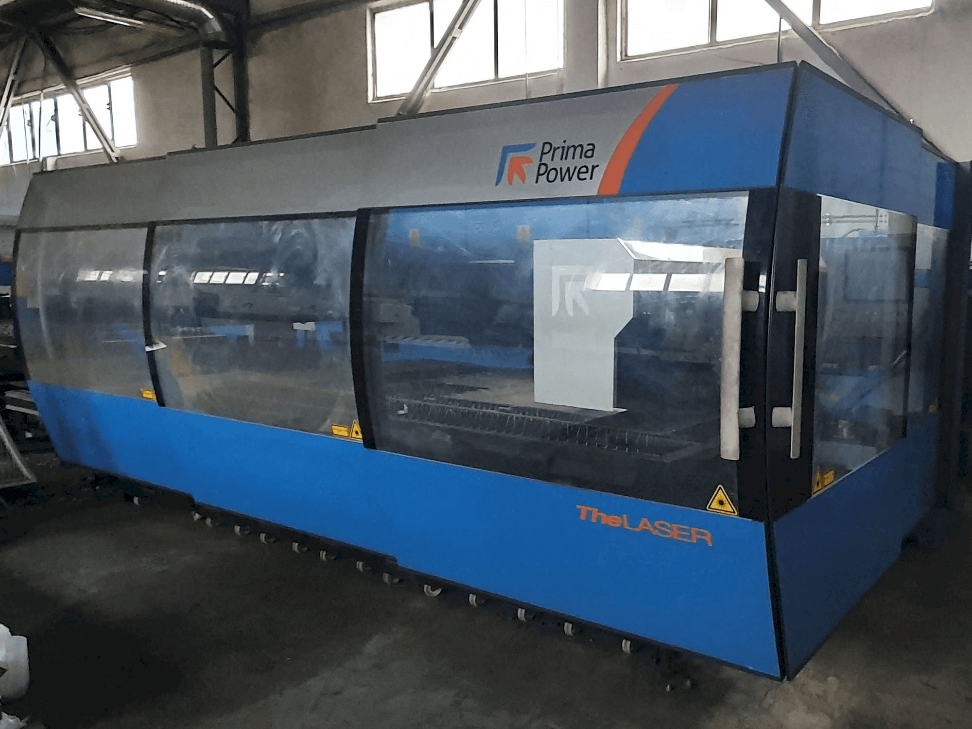 Čelní pohled na Prima Power Platino 1530 stroj