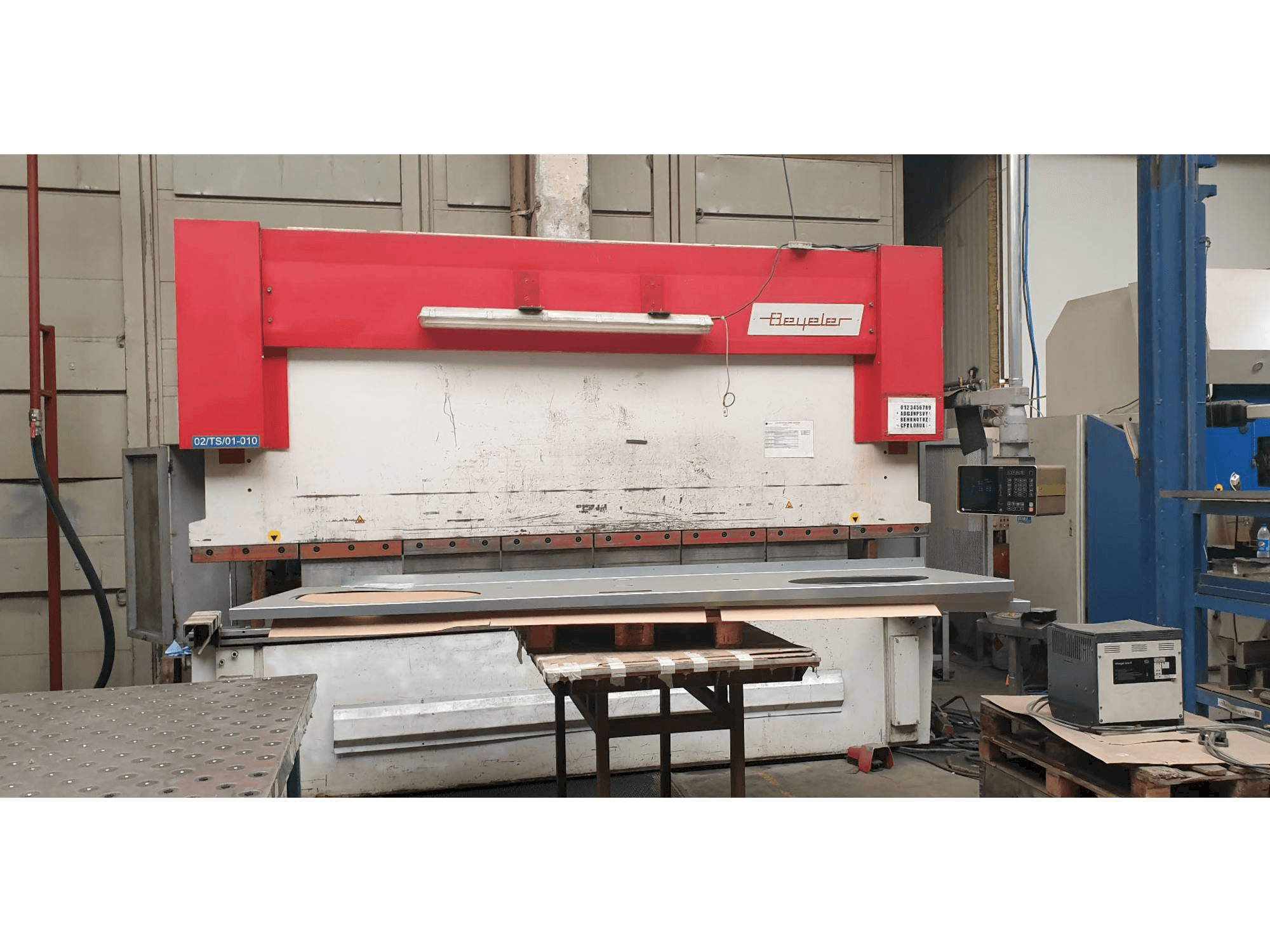 Čelní pohled na BEYELER RT 250x4100 stroj