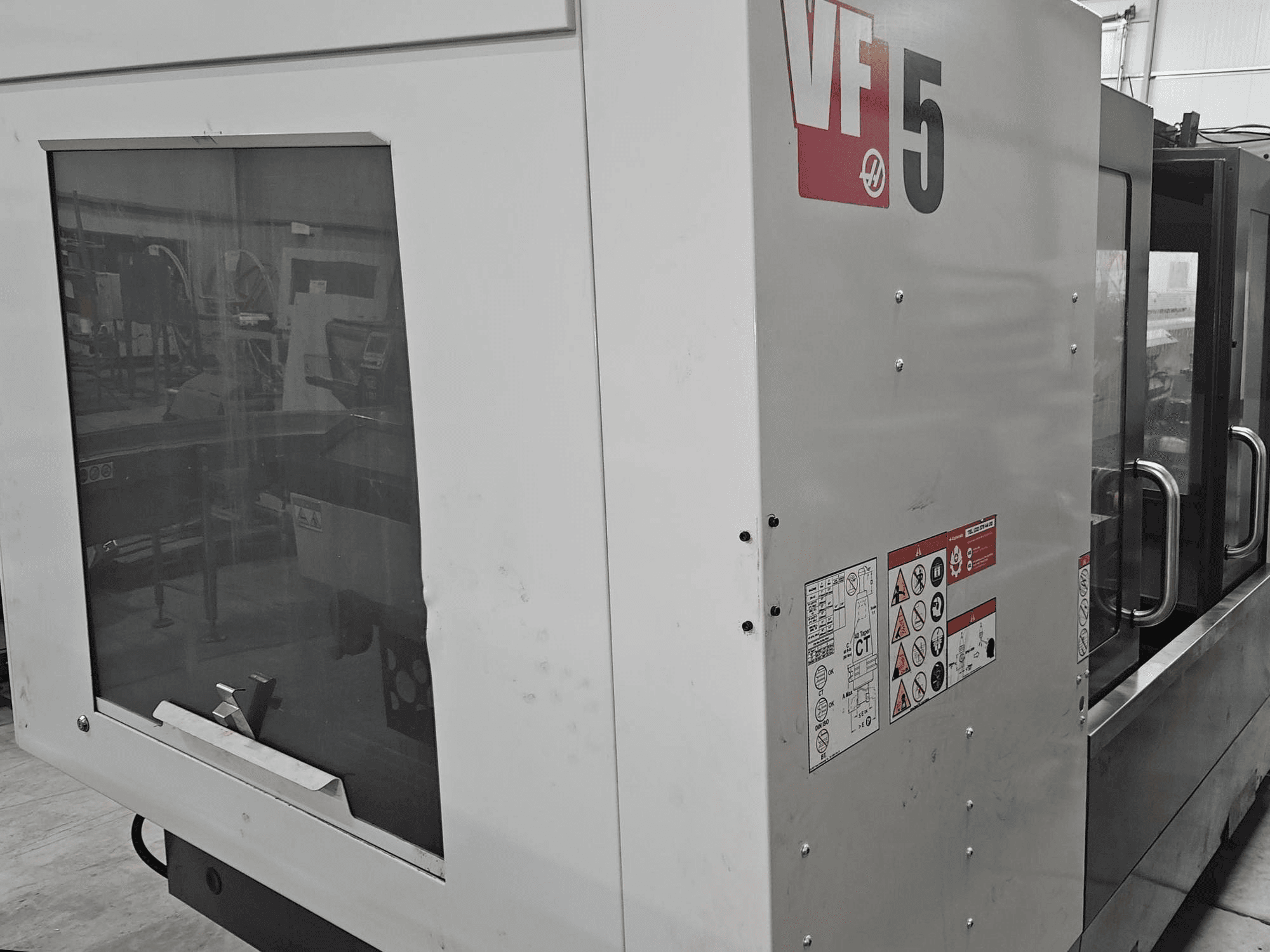Čelní pohled na HAAS VF-5/40 stroj