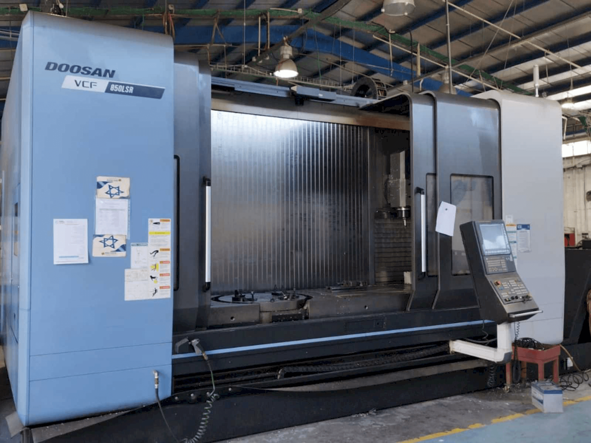 Čelní pohled na Doosan VCF 850LSR stroj