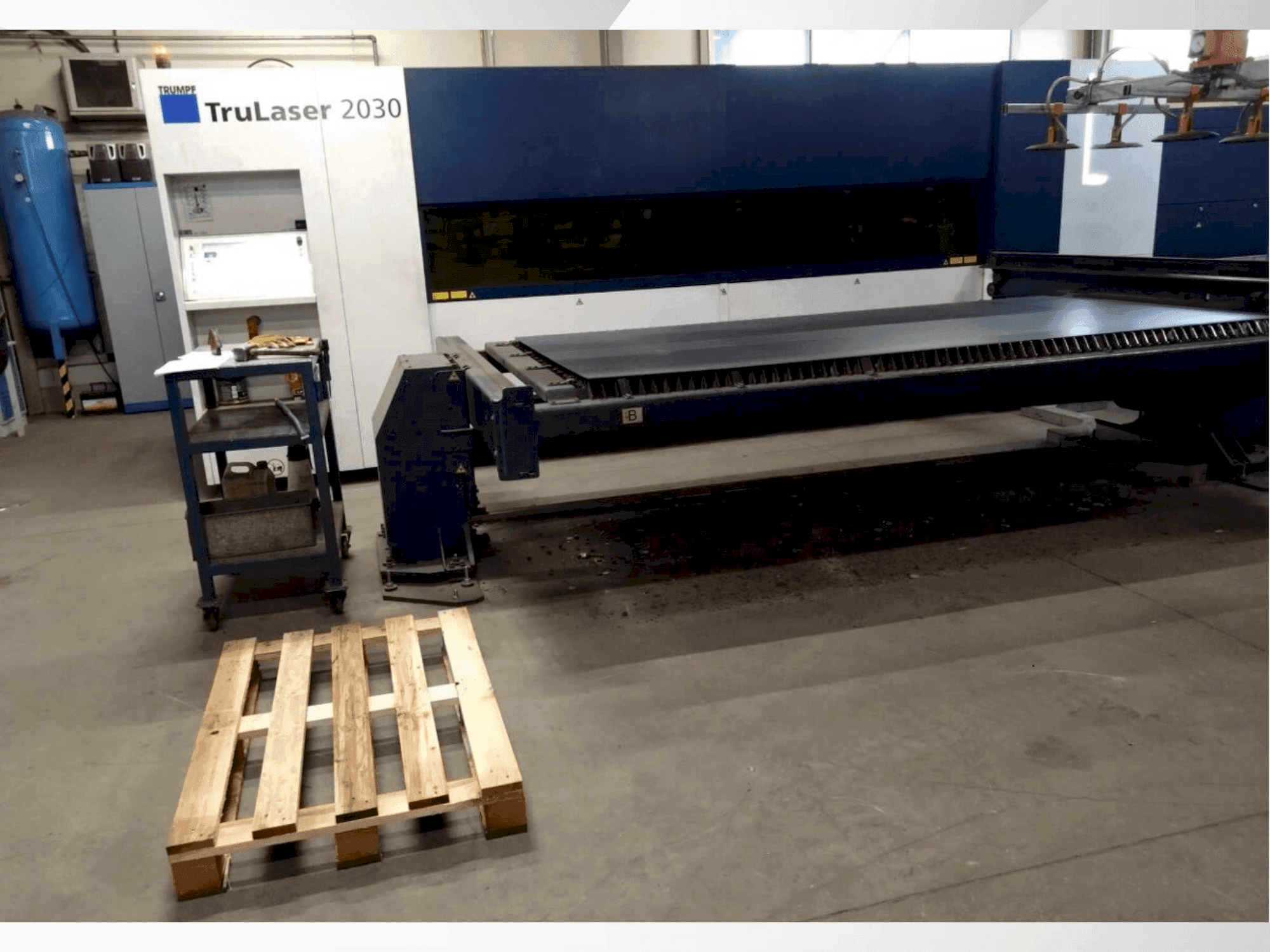 Čelní pohled na TRUMPF TruLaser 2030 Fiber stroj