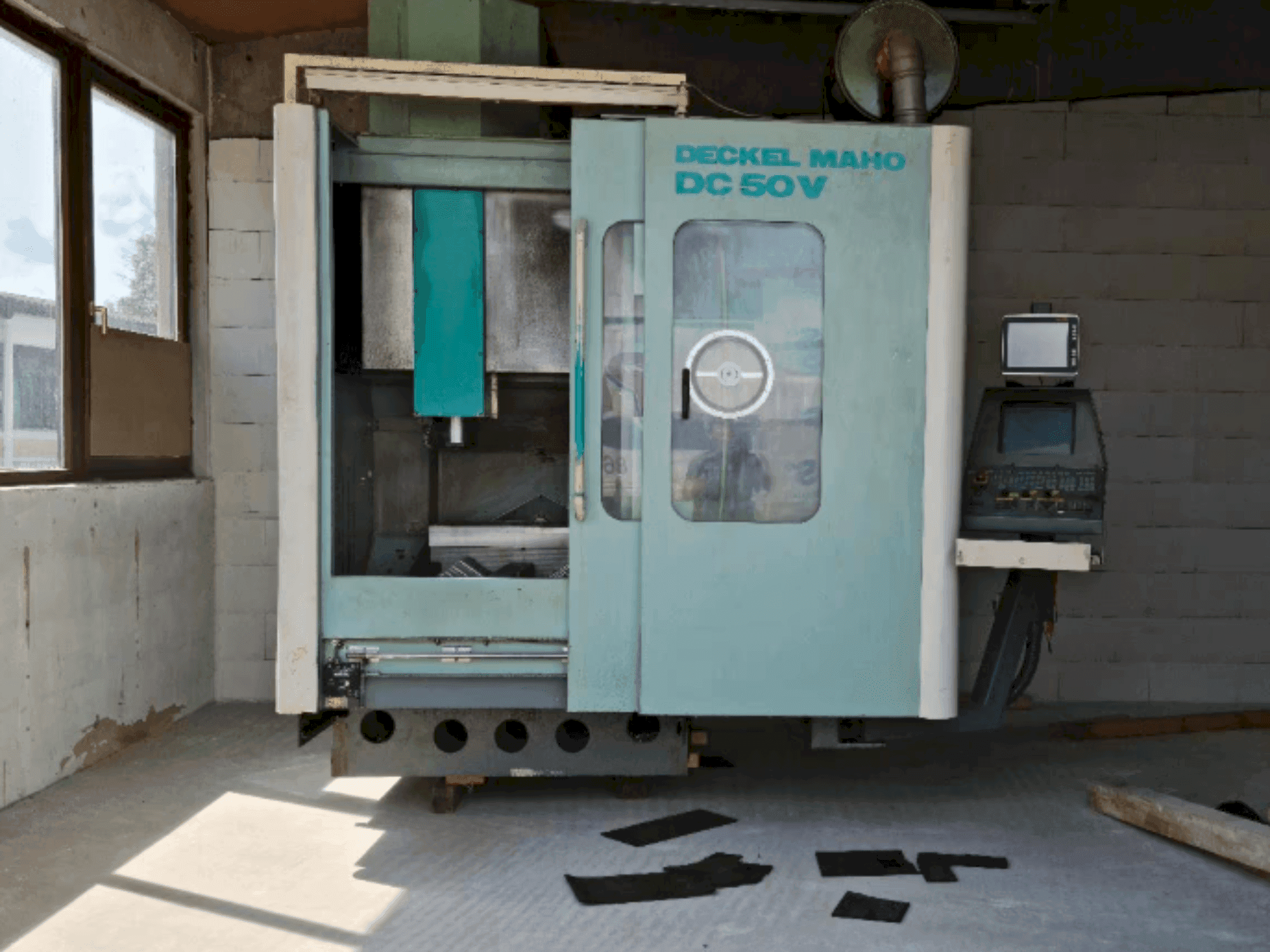 Čelní pohled na DECKEL MAHO DC 50 V stroj