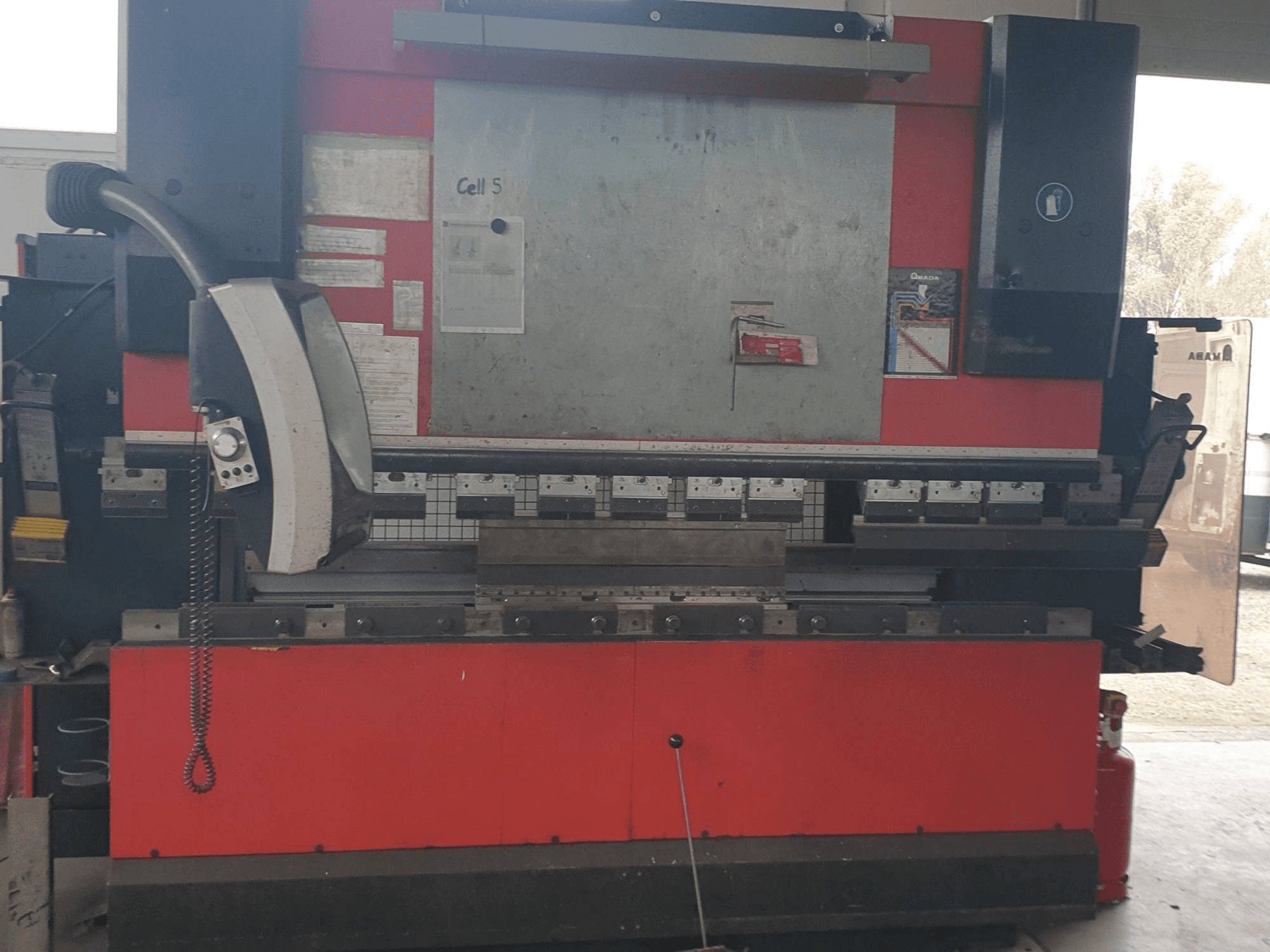 Čelní pohled na AMADA HFE 8025/7 stroj