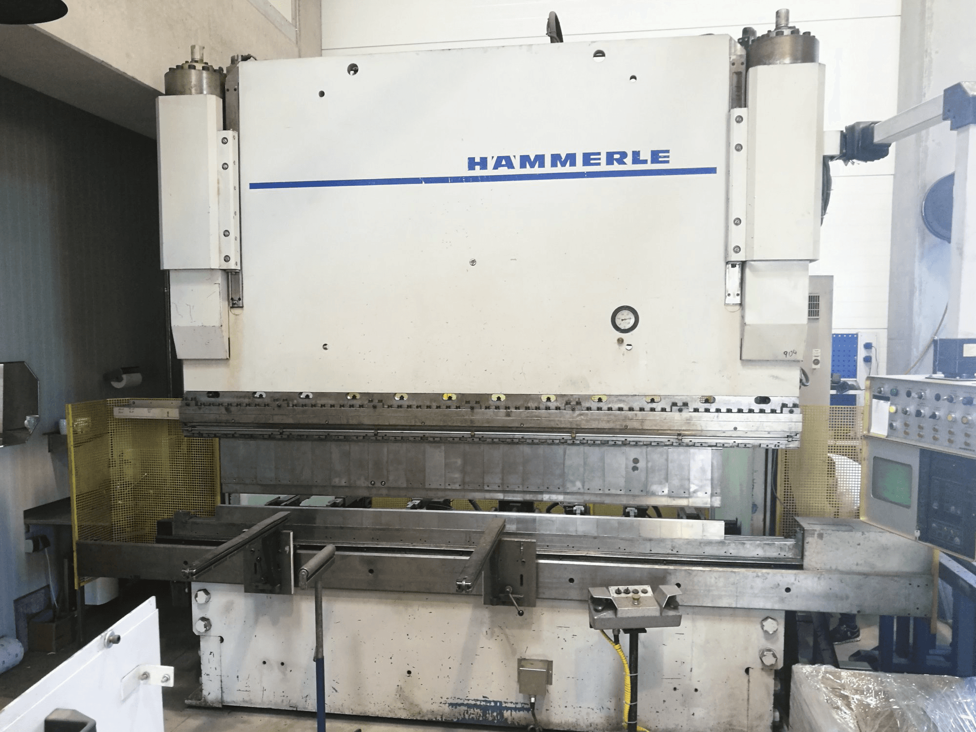 Čelní pohled na HAEMMERLE AP200-3100 stroj