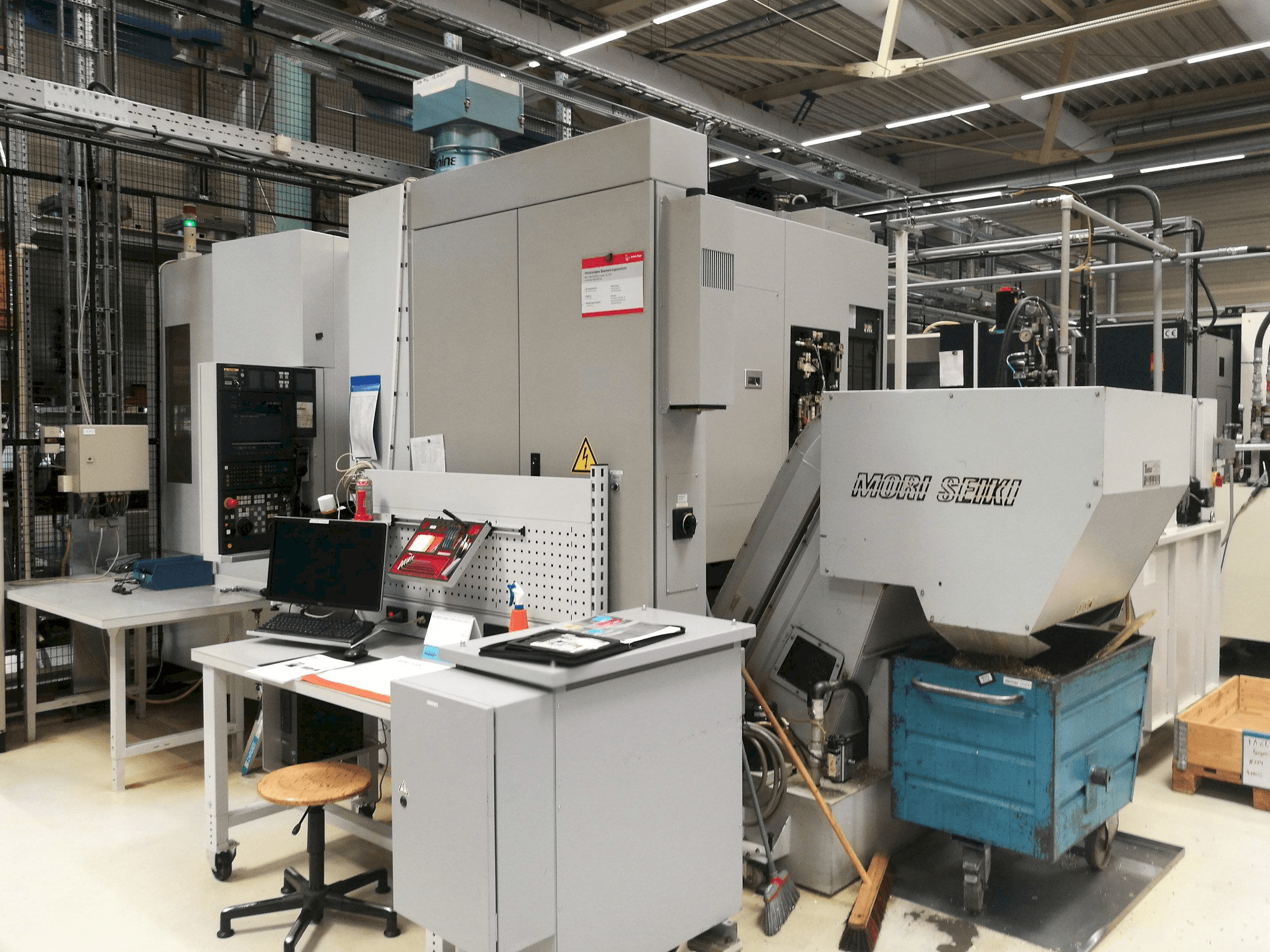 Čelní pohled na MORI SEIKI NH 5000 stroj
