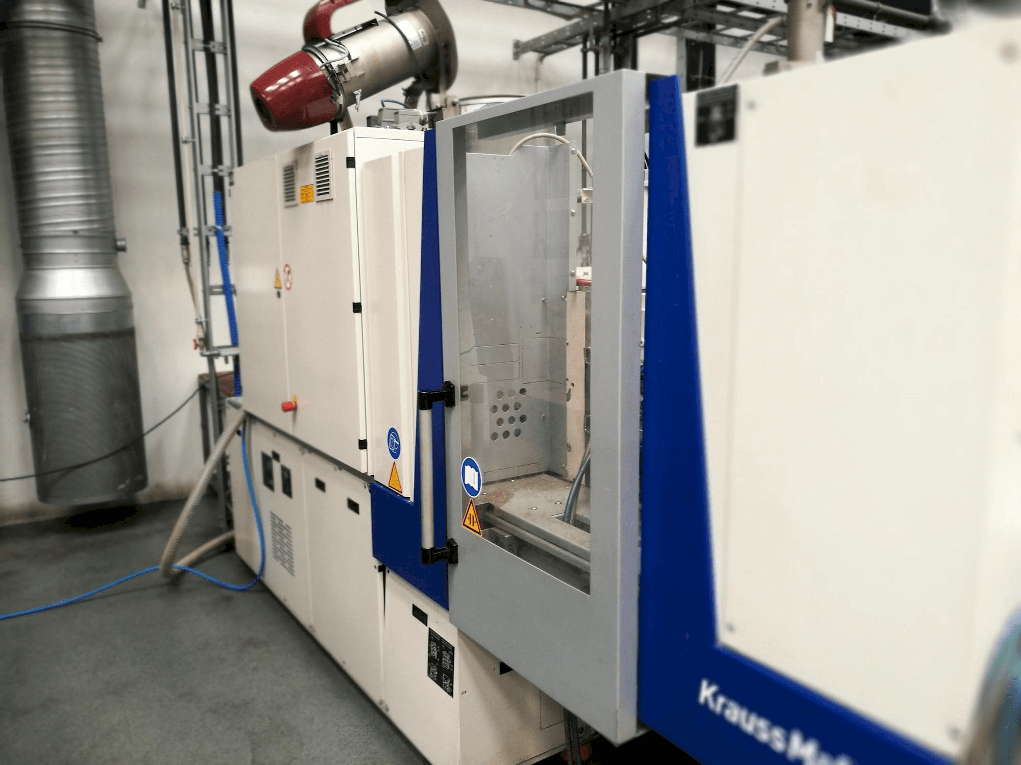 Čelní pohled na Krauss Maffei KM 35-55 CX stroj