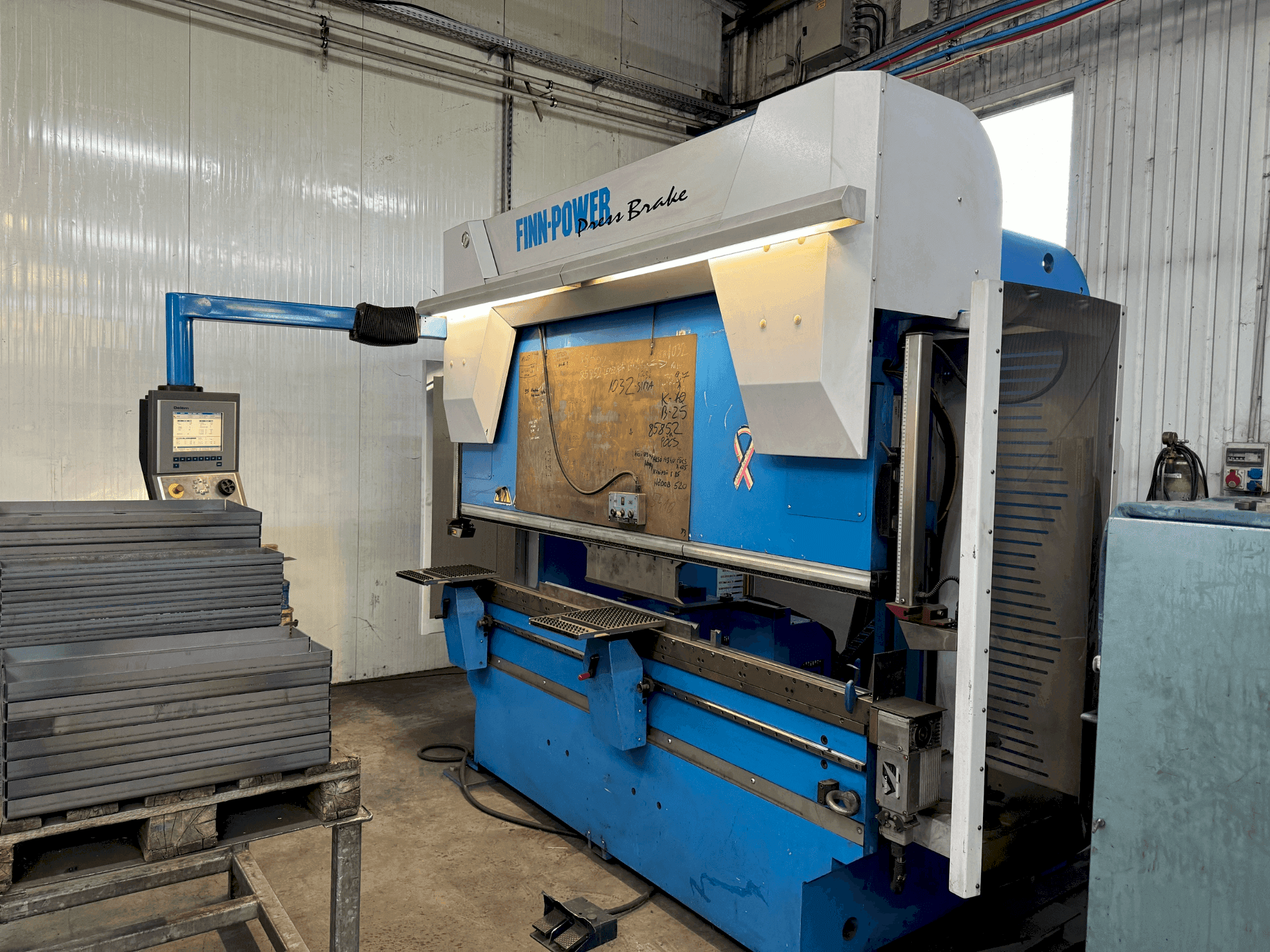 Čelní pohled na Finn-Power B80.2550 stroj